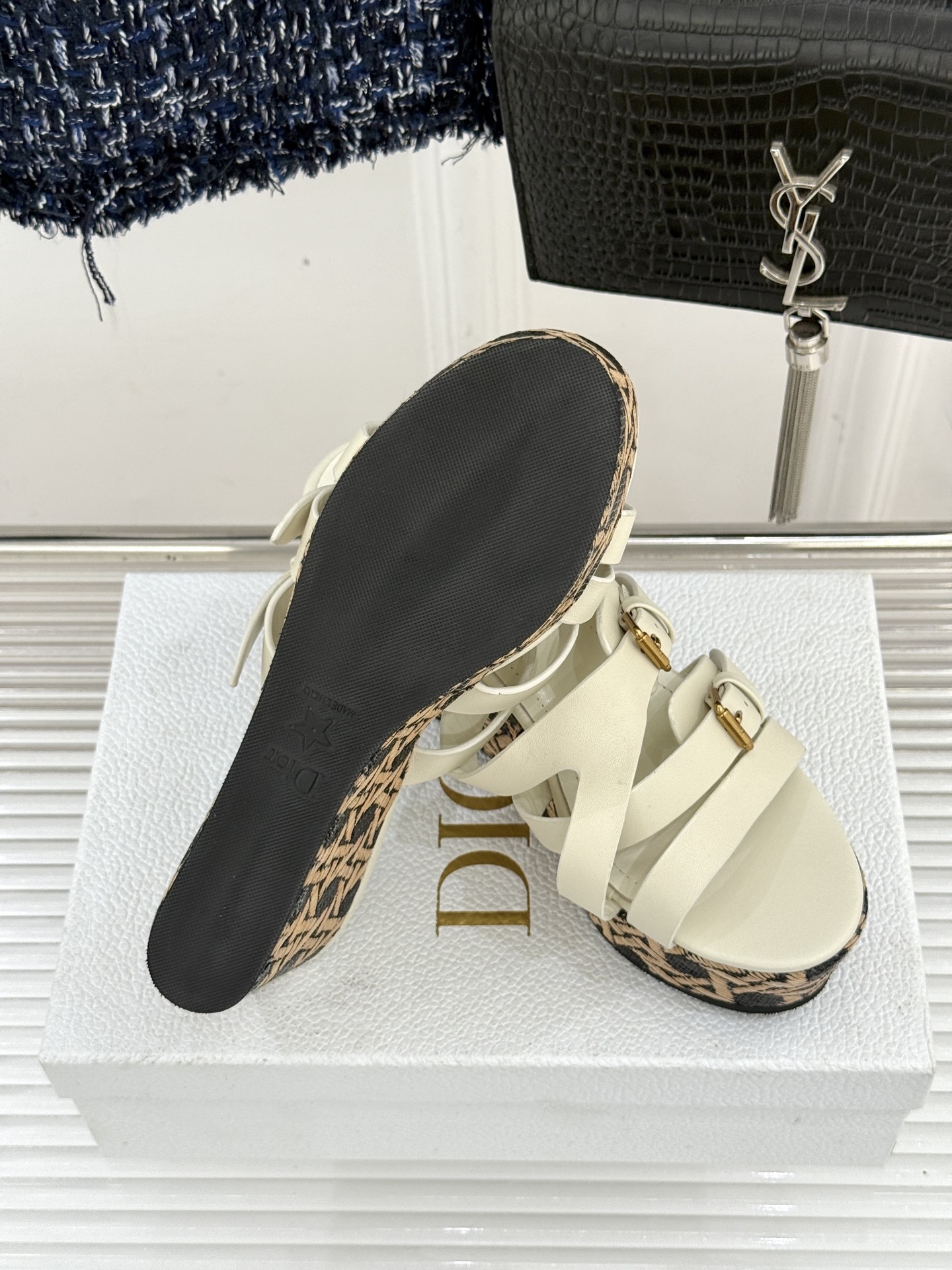 Dior/迪奥25WF新品CD扣麻绳厚底坡跟拖鞋是时候用一双拖鞋 开启慵懒又迷人的夏日时光。竹编纹设计