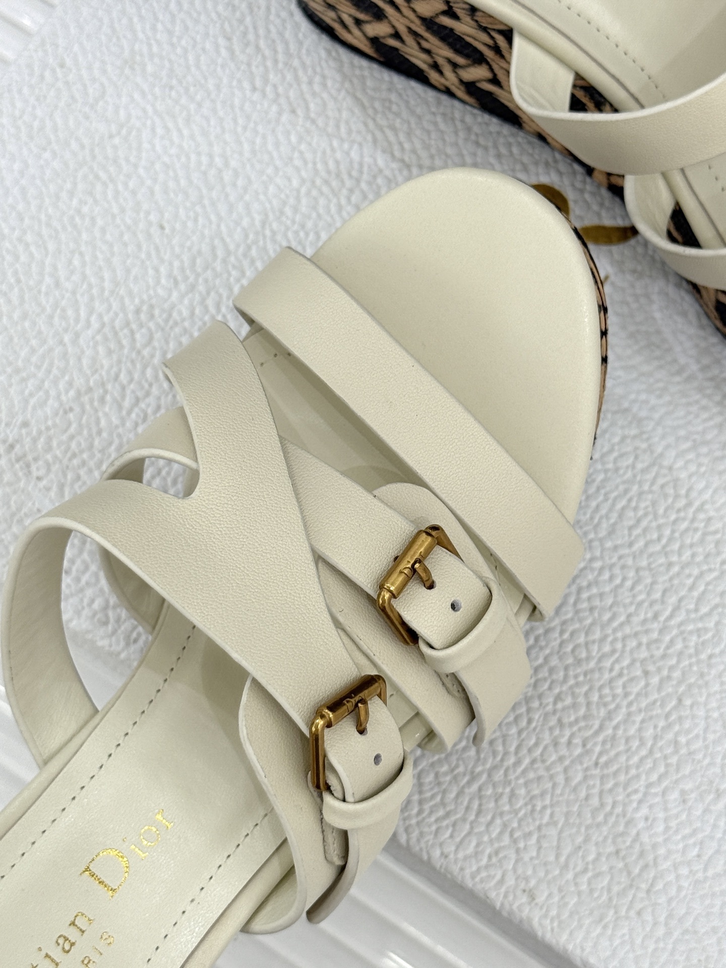Dior/迪奥25WF新品CD扣麻绳厚底坡跟拖鞋是时候用一双拖鞋 开启慵懒又迷人的夏日时光。竹编纹设计
