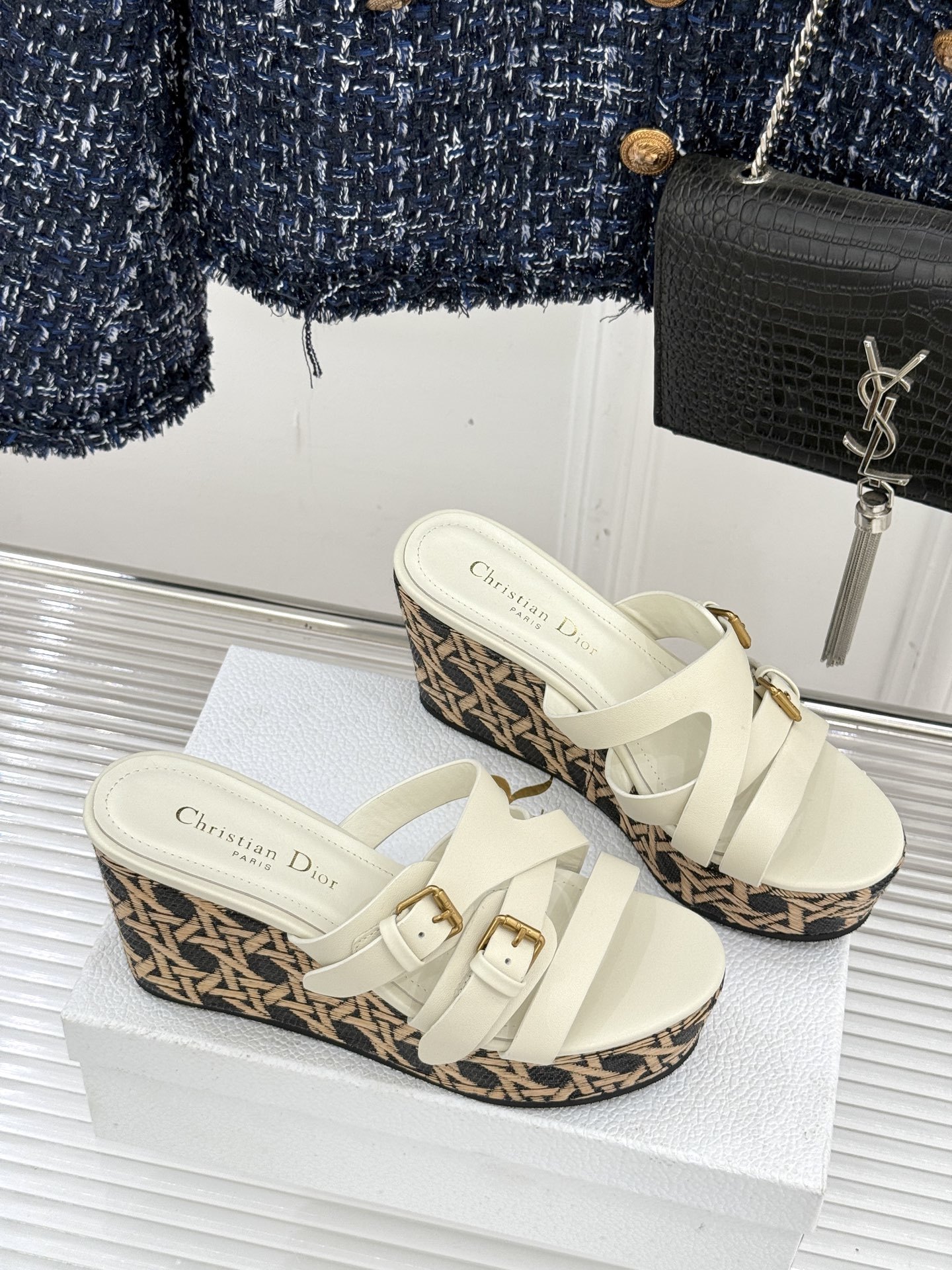 Dior/迪奥25WF新品CD扣麻绳厚底坡跟拖鞋是时候用一双拖鞋 开启慵懒又迷人的夏日时光。竹编纹设计
