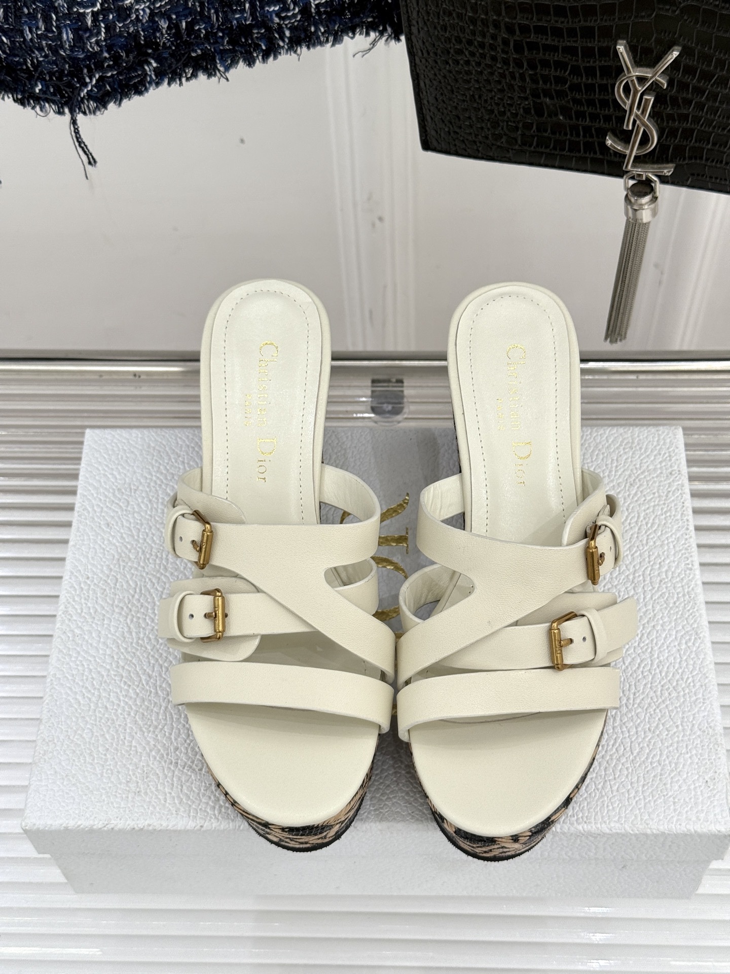 Dior/迪奥25WF新品CD扣麻绳厚底坡跟拖鞋是时候用一双拖鞋 开启慵懒又迷人的夏日时光。竹编纹设计