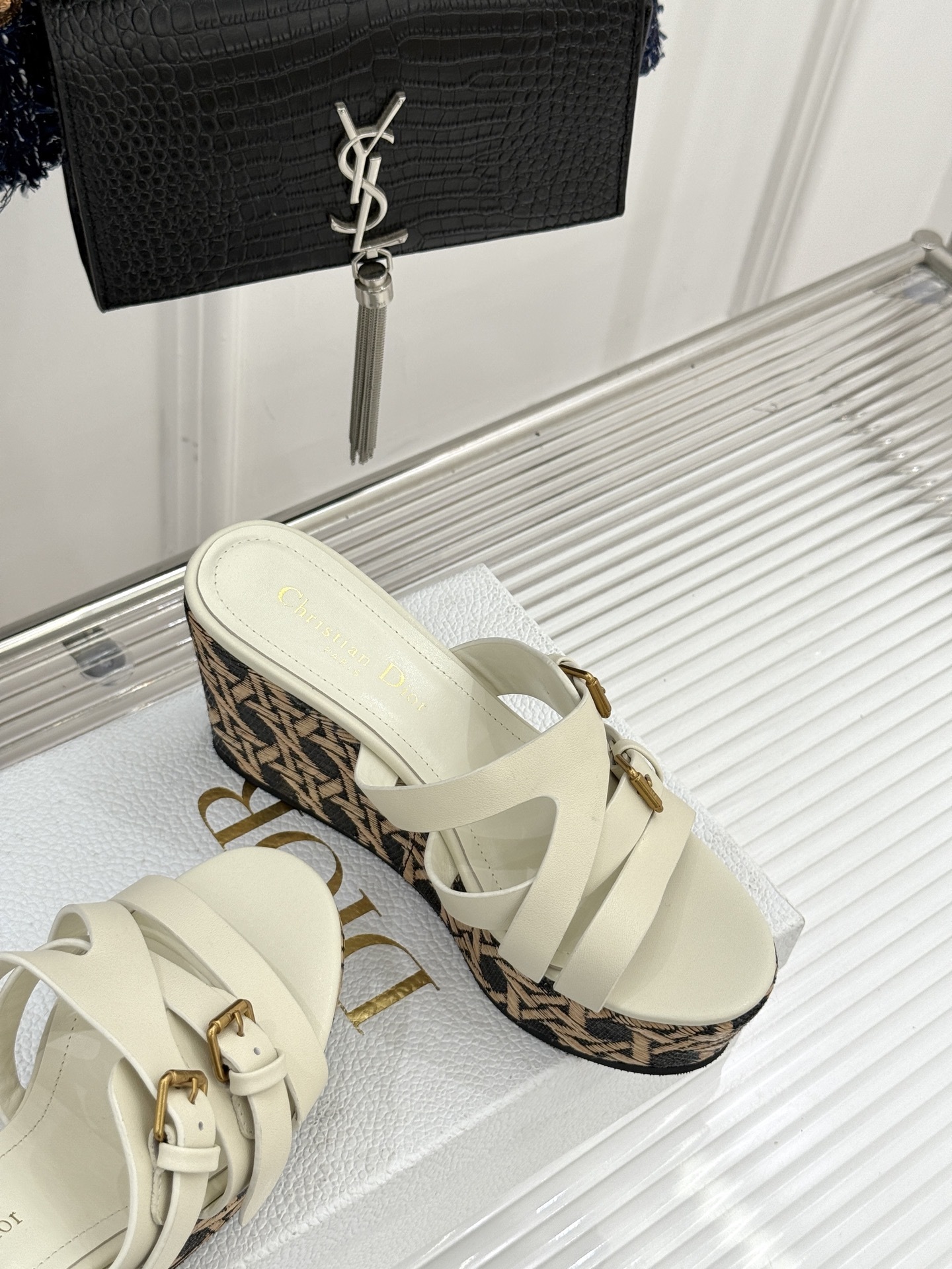 Dior/迪奥25WF新品CD扣麻绳厚底坡跟拖鞋是时候用一双拖鞋 开启慵懒又迷人的夏日时光。竹编纹设计