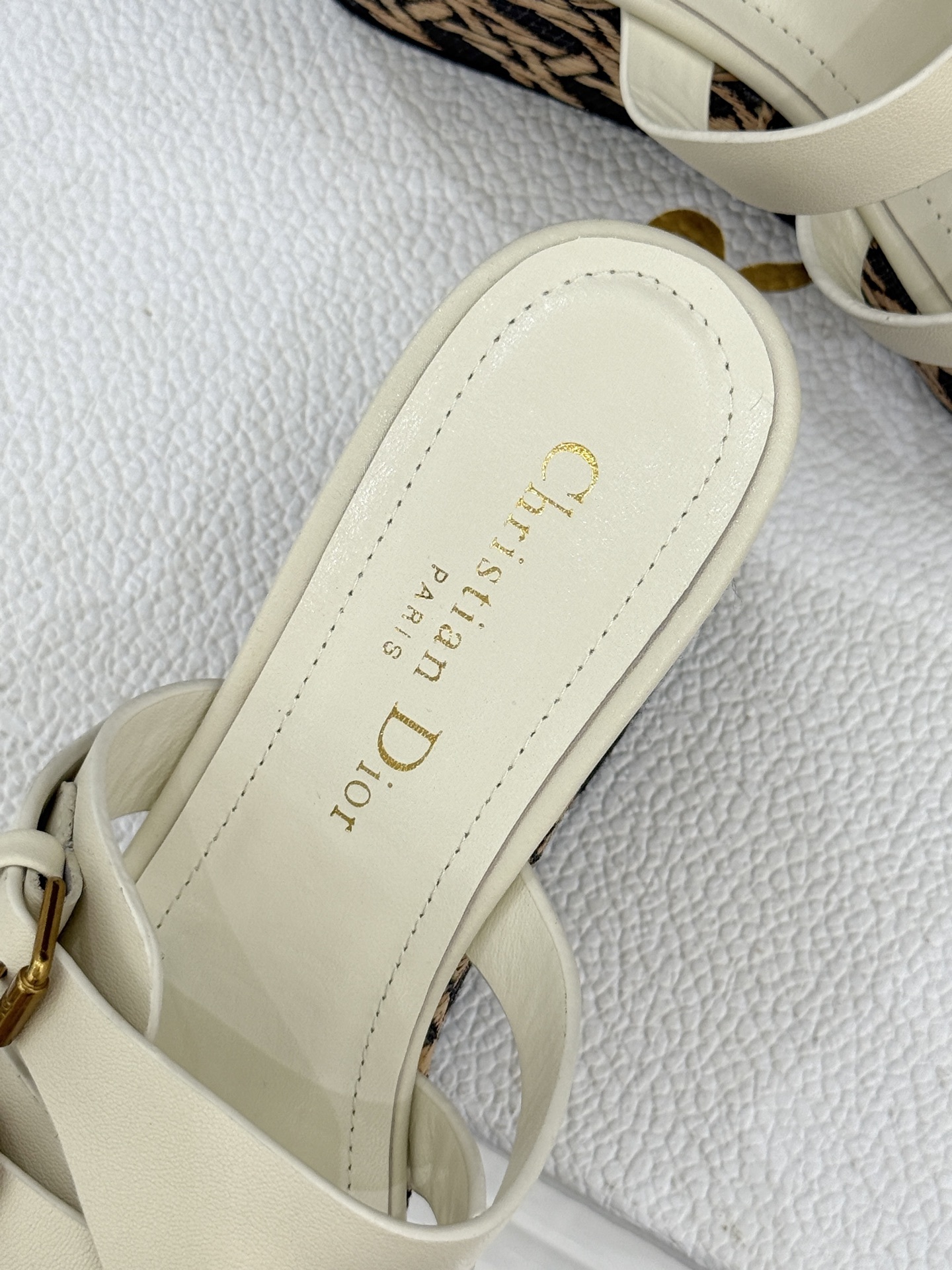Dior/迪奥25WF新品CD扣麻绳厚底坡跟拖鞋是时候用一双拖鞋 开启慵懒又迷人的夏日时光。竹编纹设计