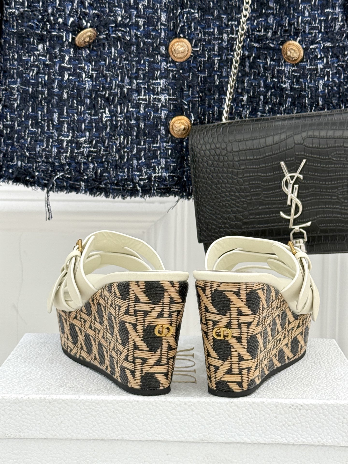Dior/迪奥25WF新品CD扣麻绳厚底坡跟拖鞋是时候用一双拖鞋 开启慵懒又迷人的夏日时光。竹编纹设计