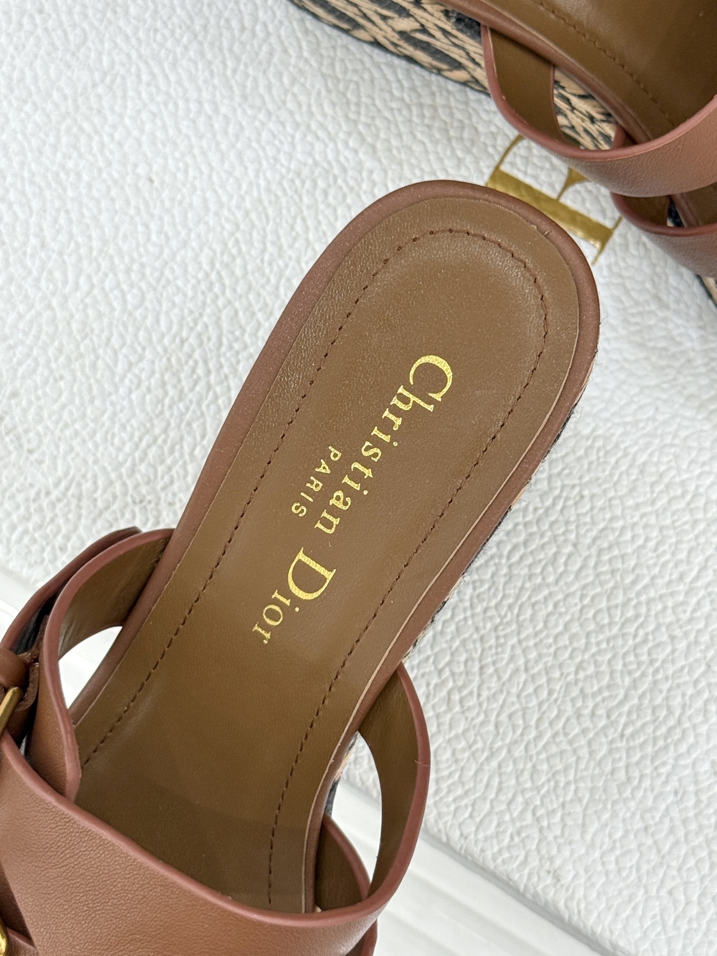 Dior/迪奥25WF新品CD扣麻绳厚底坡跟拖鞋是时候用一双拖鞋 开启慵懒又迷人的夏日时光。竹编纹设计