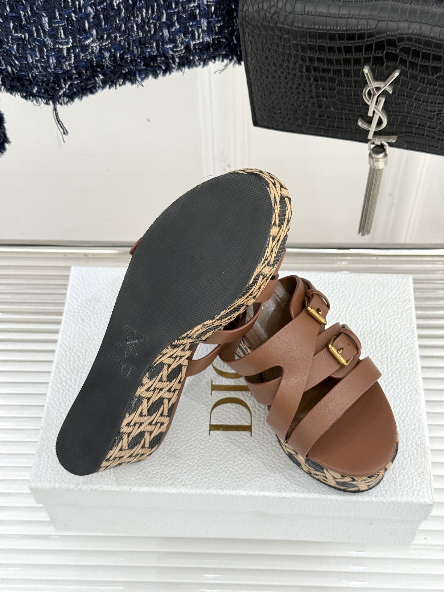 Dior/迪奥25WF新品CD扣麻绳厚底坡跟拖鞋是时候用一双拖鞋 开启慵懒又迷人的夏日时光。竹编纹设计