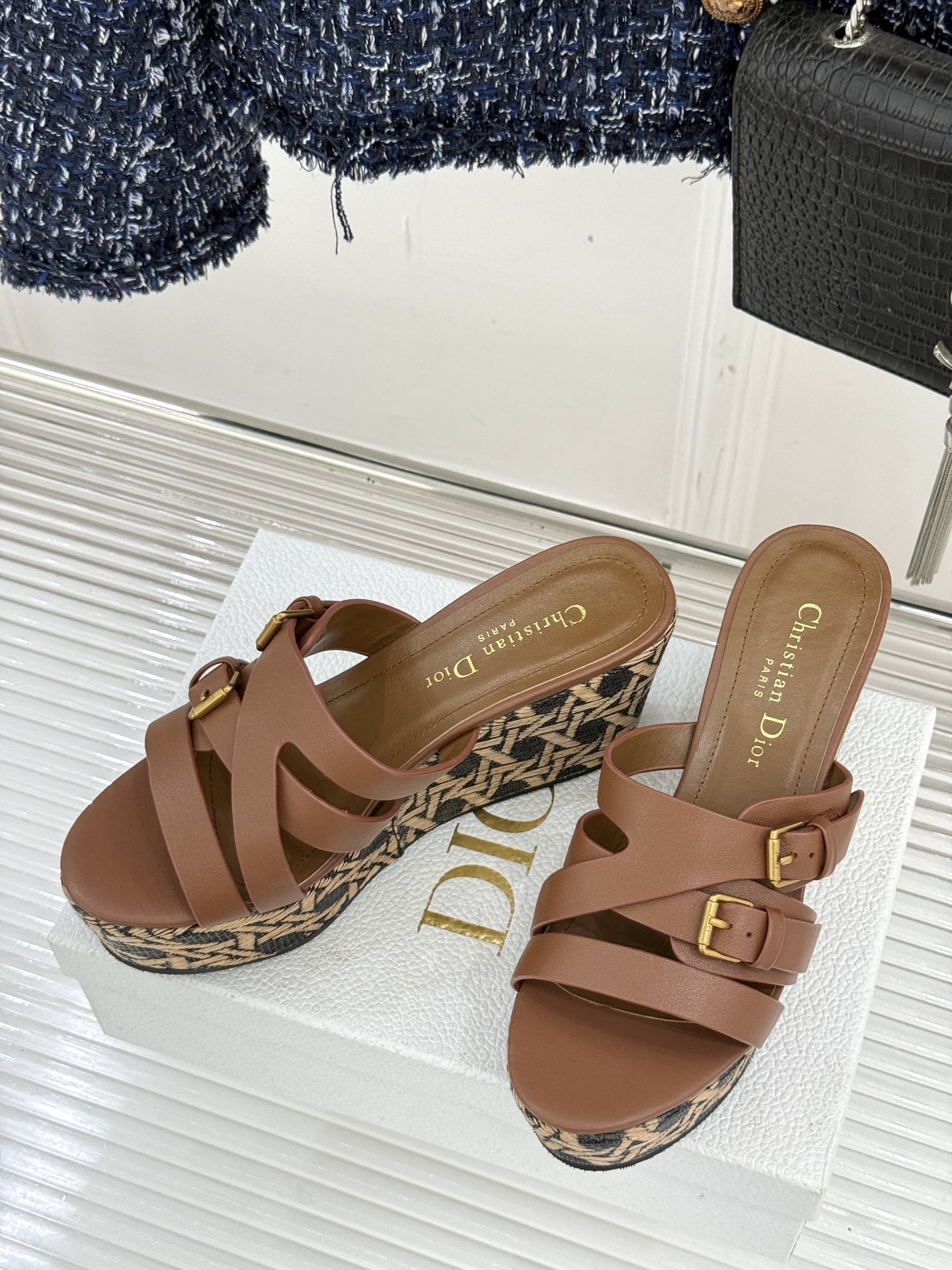 Dior/迪奥25WF新品CD扣麻绳厚底坡跟拖鞋是时候用一双拖鞋 开启慵懒又迷人的夏日时光。竹编纹设计