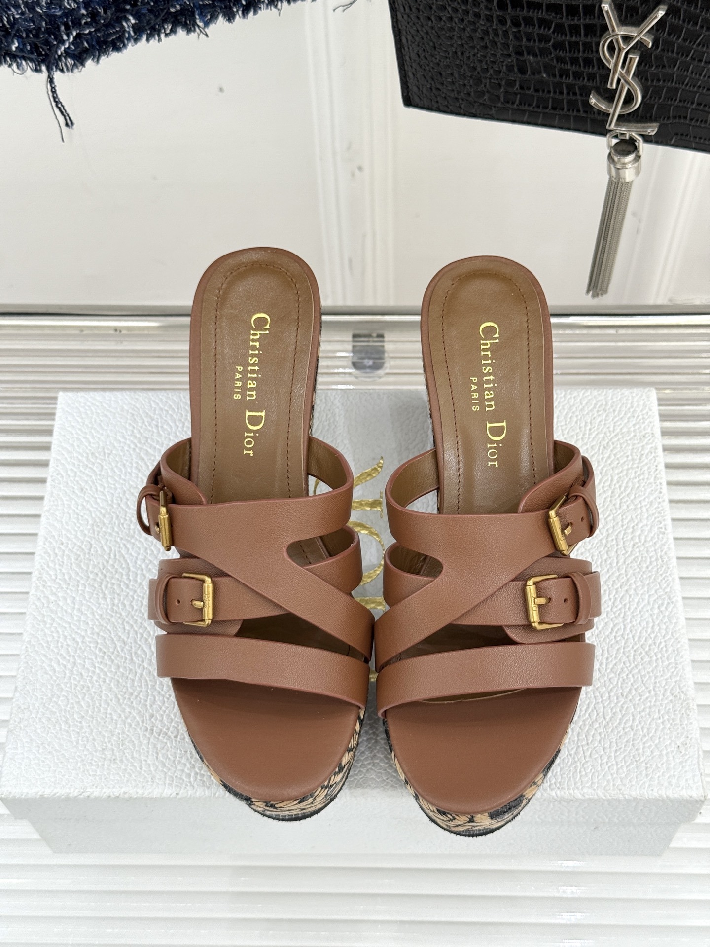 Dior/迪奥25WF新品CD扣麻绳厚底坡跟拖鞋是时候用一双拖鞋 开启慵懒又迷人的夏日时光。竹编纹设计