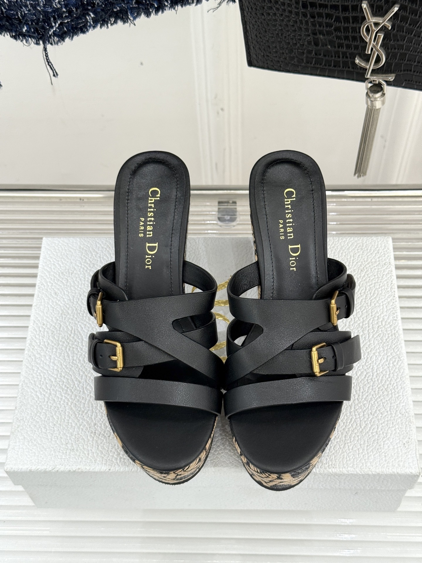 Dior/迪奥25WF新品CD扣麻绳厚底坡跟拖鞋是时候用一双拖鞋 开启慵懒又迷人的夏日时光。竹编纹设计