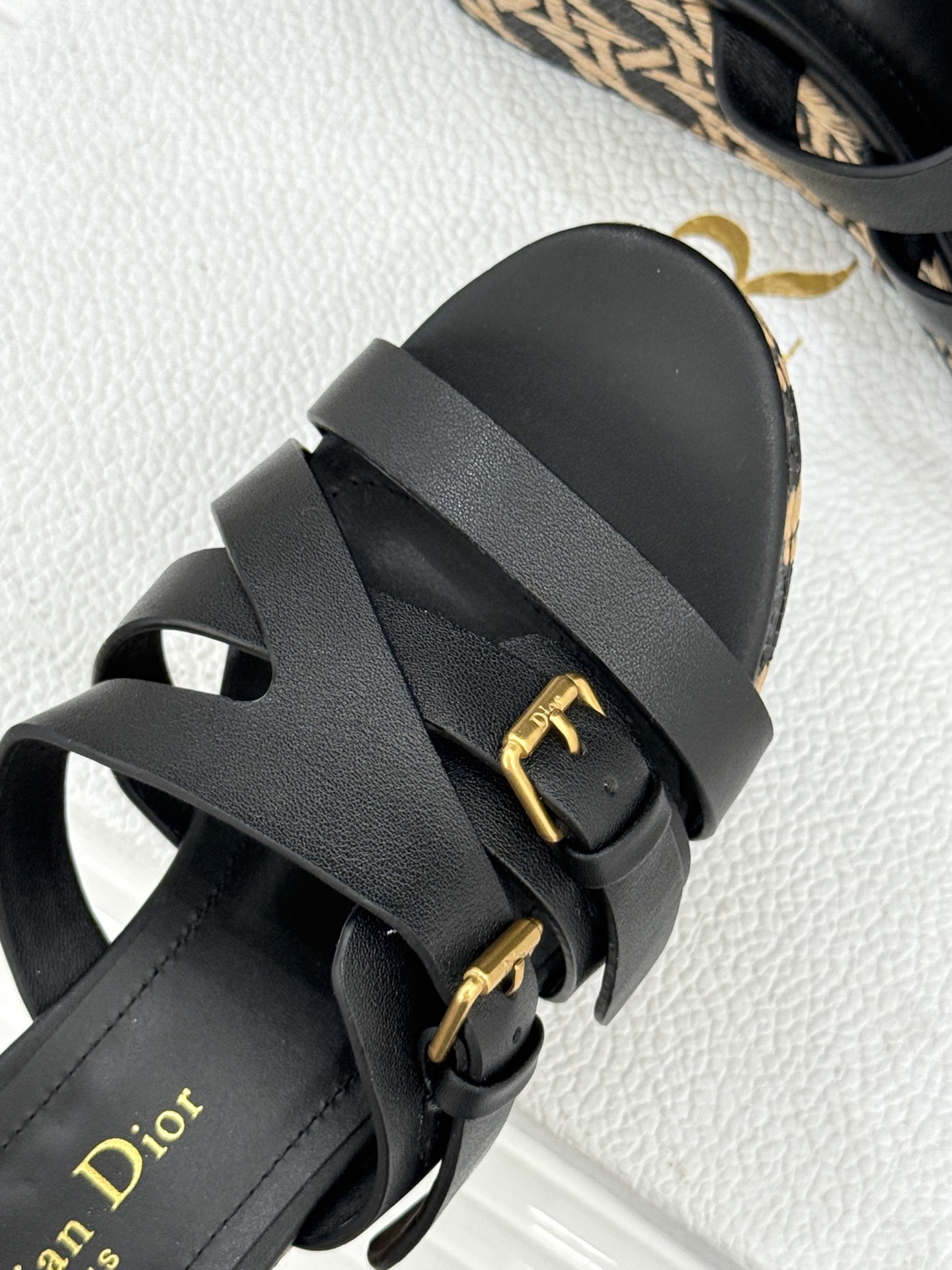 Dior/迪奥25WF新品CD扣麻绳厚底坡跟拖鞋是时候用一双拖鞋 开启慵懒又迷人的夏日时光。竹编纹设计