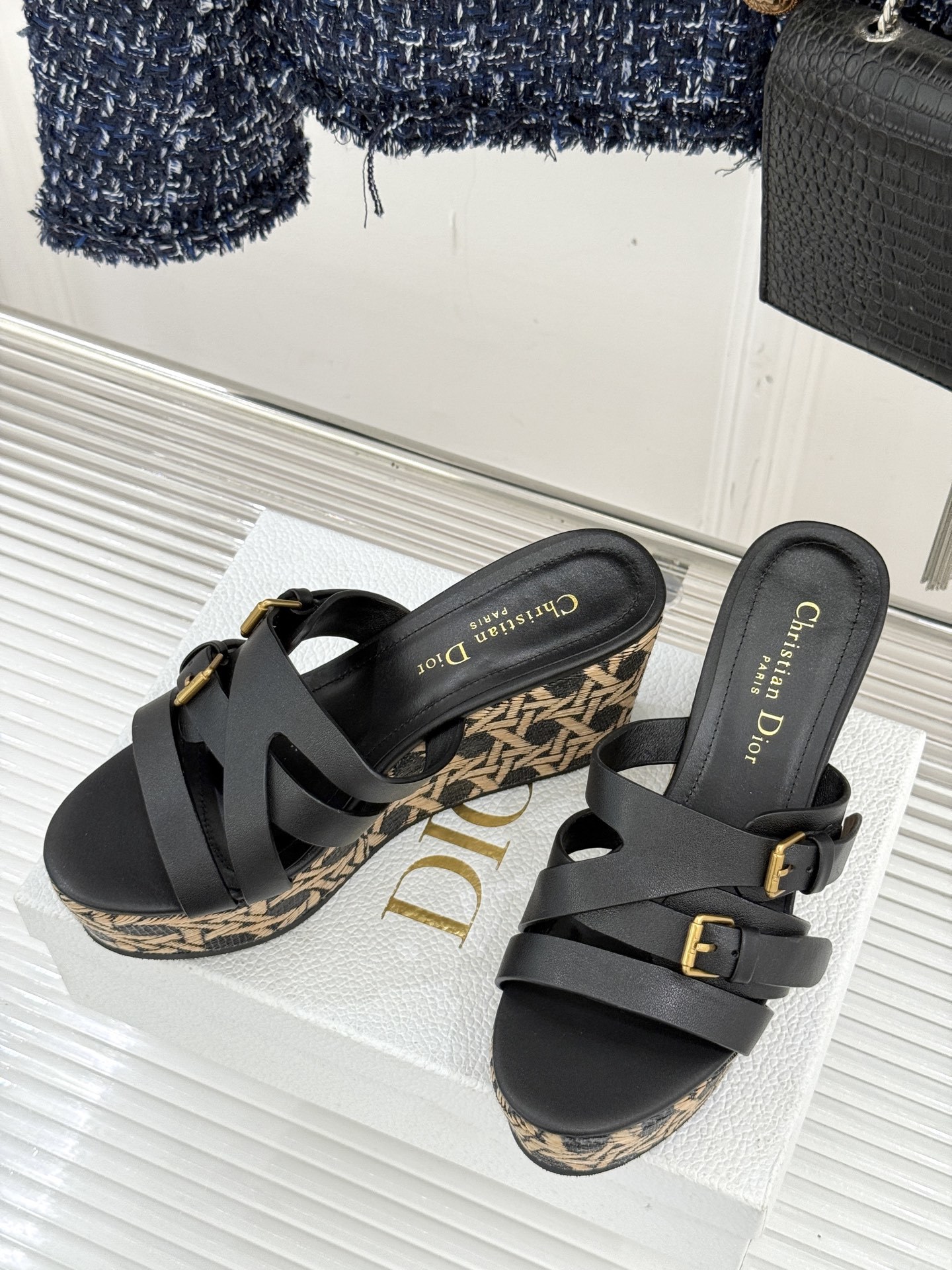 Dior/迪奥25WF新品CD扣麻绳厚底坡跟拖鞋是时候用一双拖鞋 开启慵懒又迷人的夏日时光。竹编纹设计