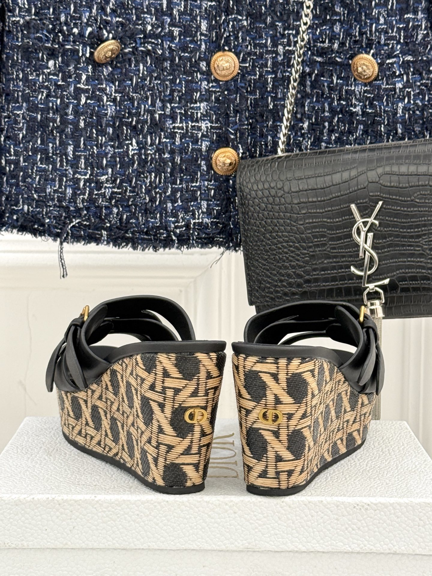 Dior/迪奥25WF新品CD扣麻绳厚底坡跟拖鞋是时候用一双拖鞋 开启慵懒又迷人的夏日时光。竹编纹设计