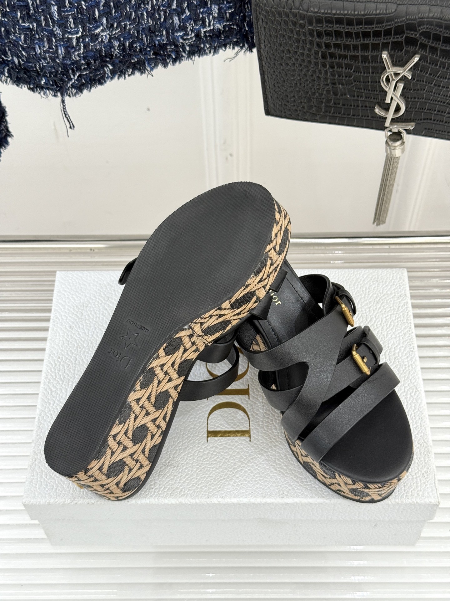 Dior/迪奥25WF新品CD扣麻绳厚底坡跟拖鞋是时候用一双拖鞋 开启慵懒又迷人的夏日时光。竹编纹设计