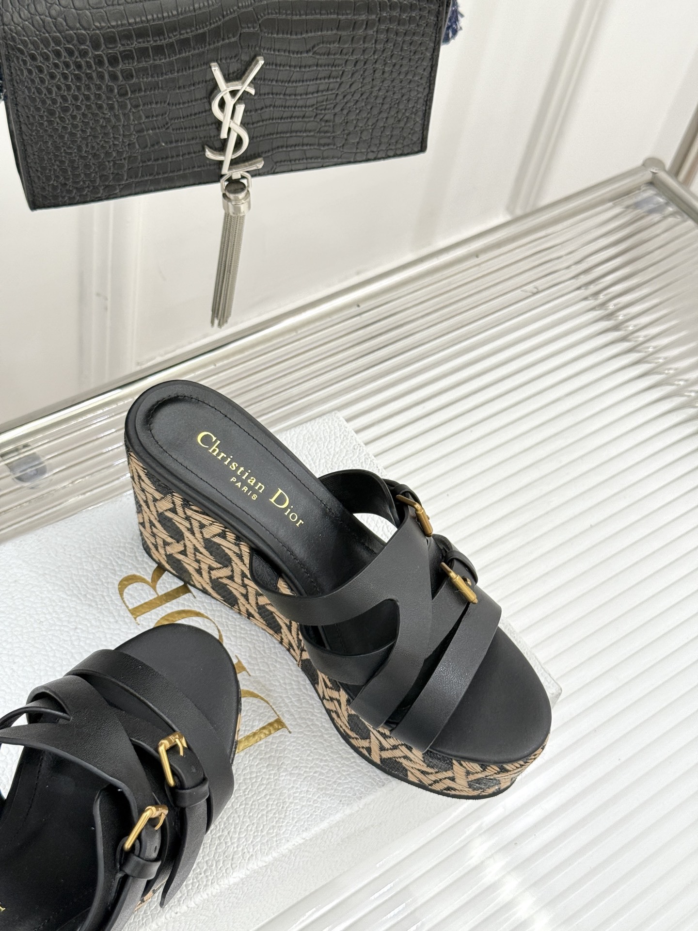 Dior/迪奥25WF新品CD扣麻绳厚底坡跟拖鞋是时候用一双拖鞋 开启慵懒又迷人的夏日时光。竹编纹设计