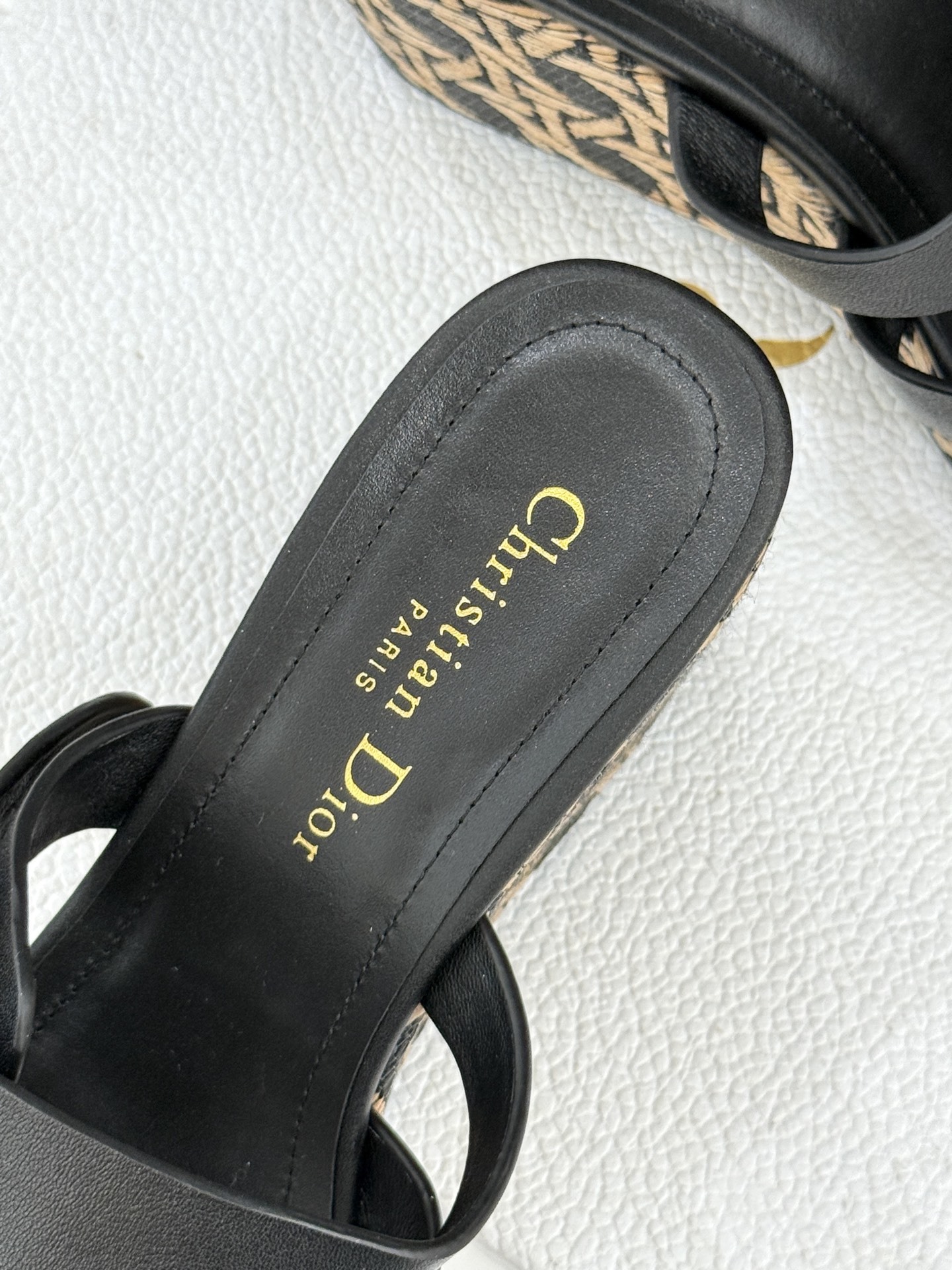 Dior/迪奥25WF新品CD扣麻绳厚底坡跟拖鞋是时候用一双拖鞋 开启慵懒又迷人的夏日时光。竹编纹设计