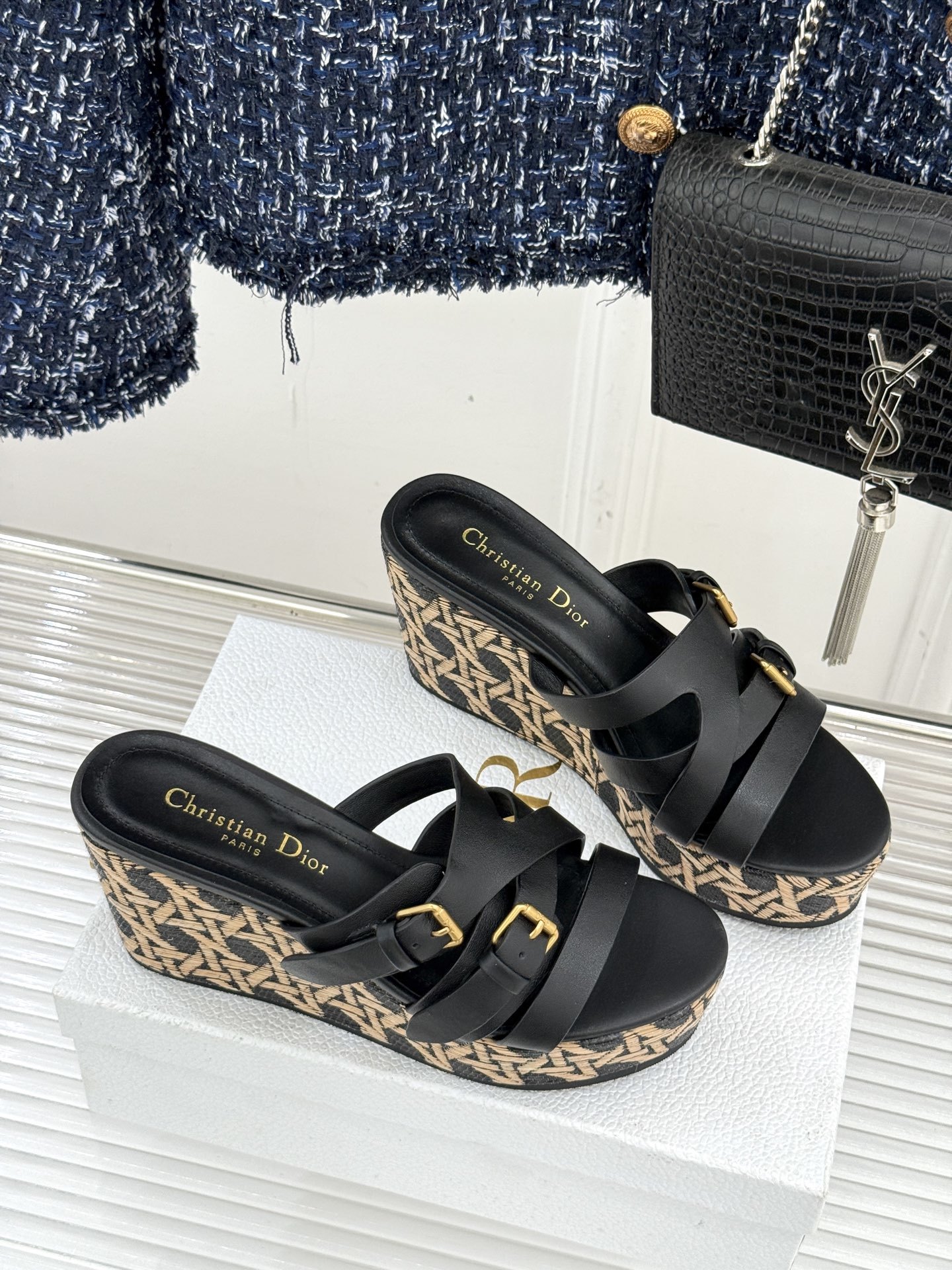 Dior/迪奥25WF新品CD扣麻绳厚底坡跟拖鞋是时候用一双拖鞋 开启慵懒又迷人的夏日时光。竹编纹设计