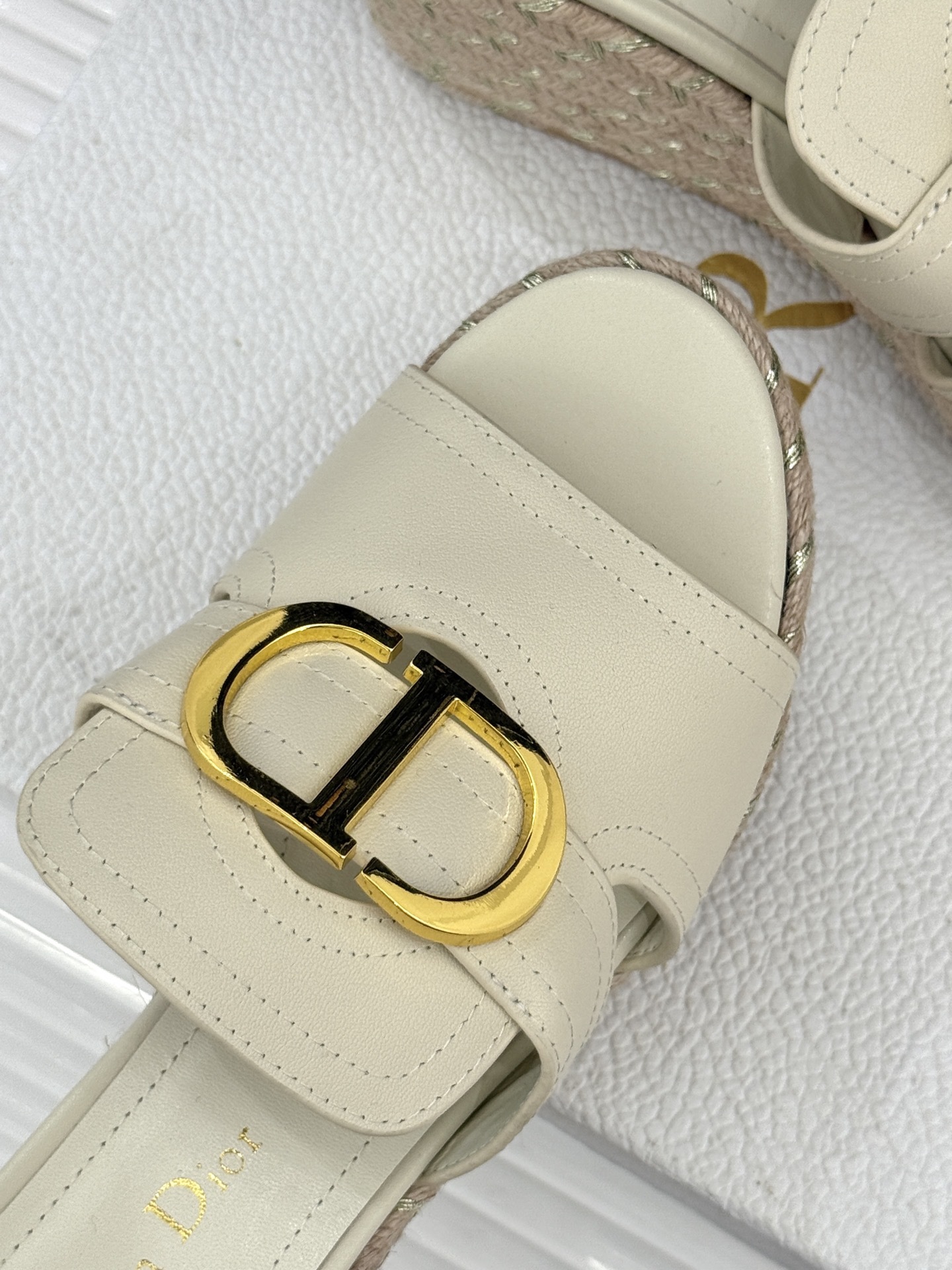 Dior/迪奥25WF新品CD扣麻绳厚底坡跟拖鞋这款拖鞋将经典与创新巧妙融合 夏日时尚必入。标志性的CD