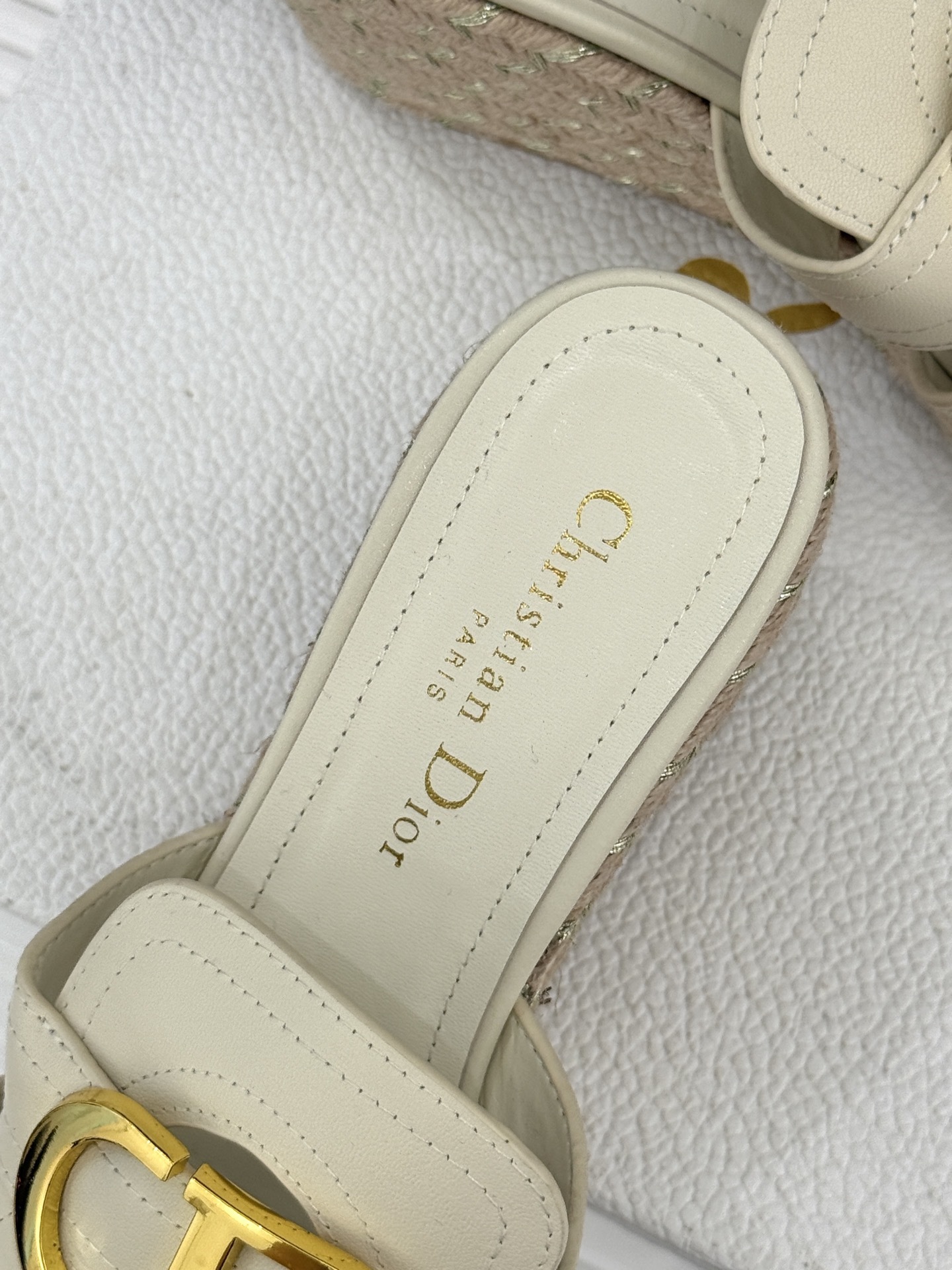 Dior/迪奥25WF新品CD扣麻绳厚底坡跟拖鞋这款拖鞋将经典与创新巧妙融合 夏日时尚必入。标志性的CD