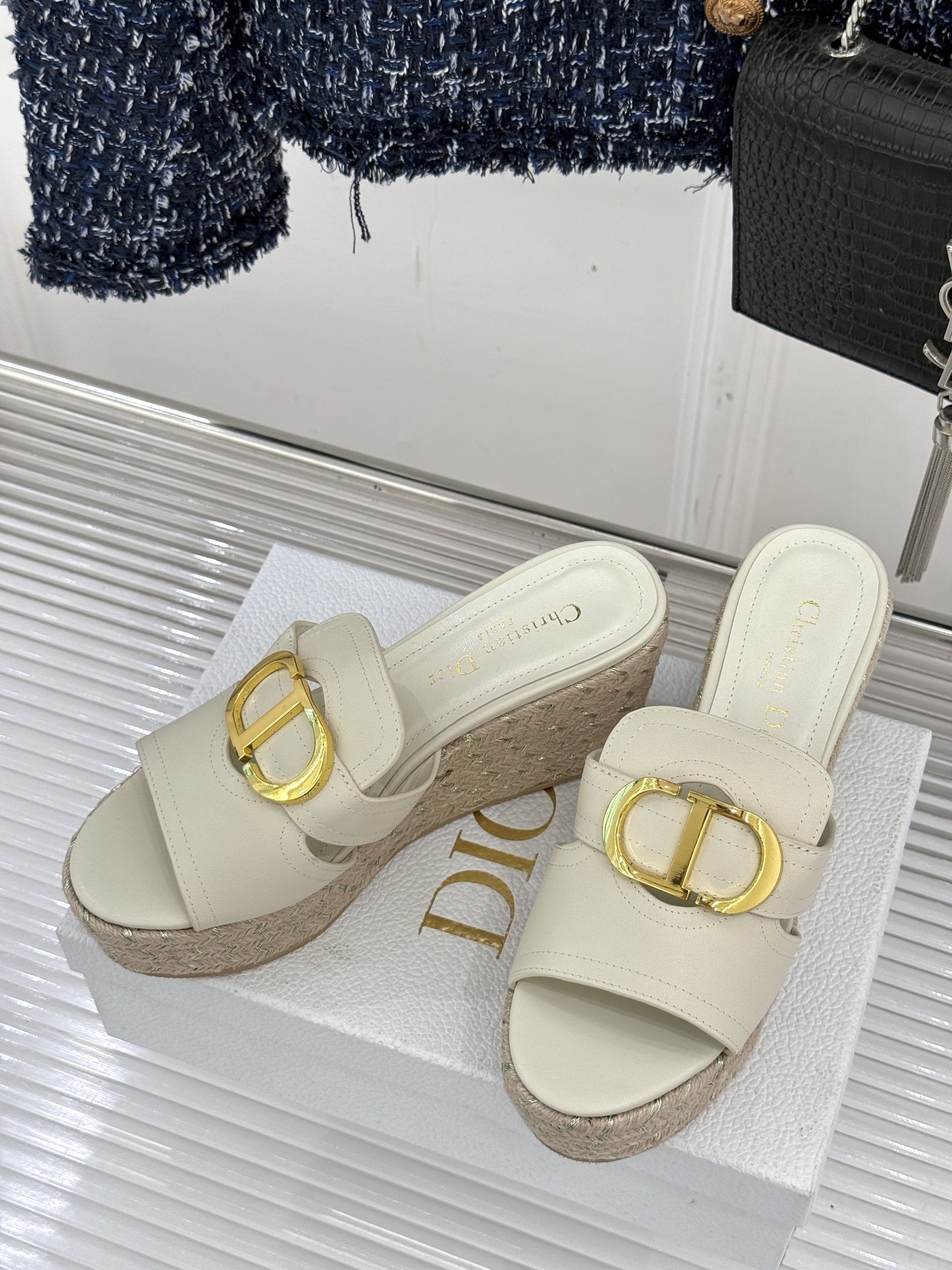 Dior/迪奥25WF新品CD扣麻绳厚底坡跟拖鞋这款拖鞋将经典与创新巧妙融合 夏日时尚必入。标志性的CD