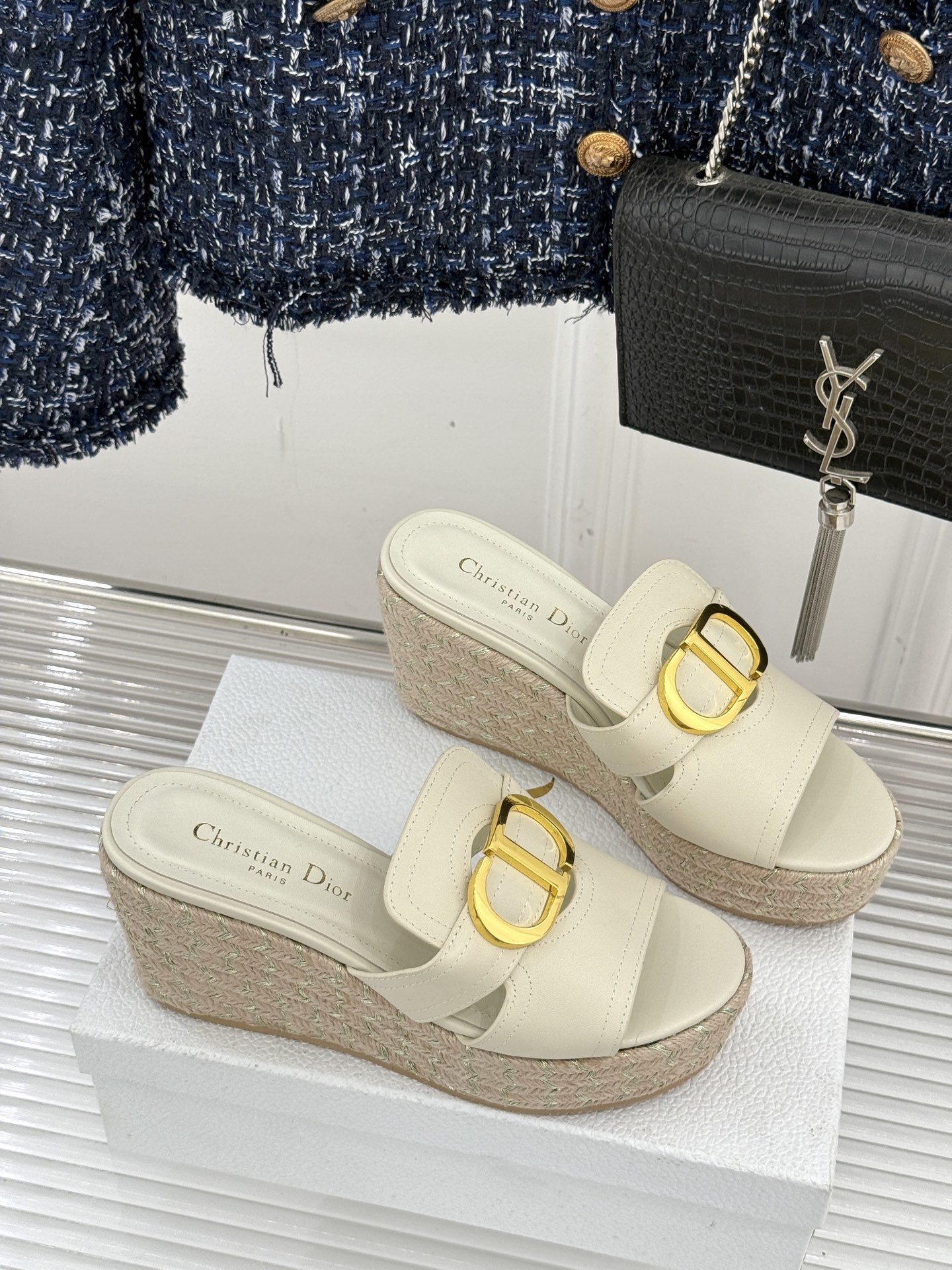 Dior/迪奥25WF新品CD扣麻绳厚底坡跟拖鞋这款拖鞋将经典与创新巧妙融合 夏日时尚必入。标志性的CD