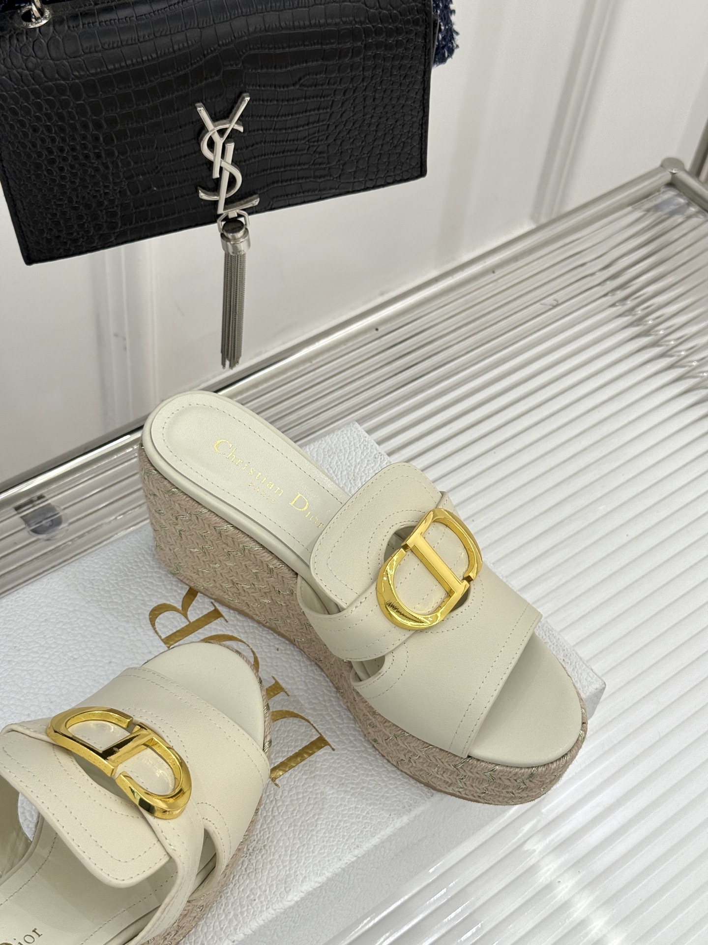 Dior/迪奥25WF新品CD扣麻绳厚底坡跟拖鞋这款拖鞋将经典与创新巧妙融合 夏日时尚必入。标志性的CD