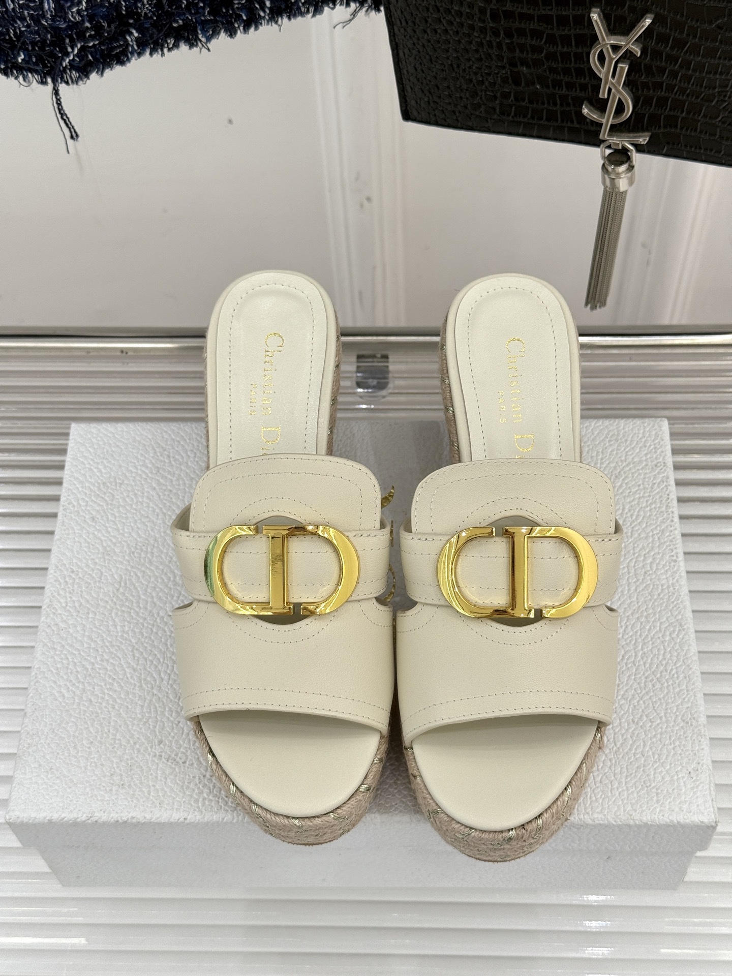 Dior/迪奥25WF新品CD扣麻绳厚底坡跟拖鞋这款拖鞋将经典与创新巧妙融合 夏日时尚必入。标志性的CD