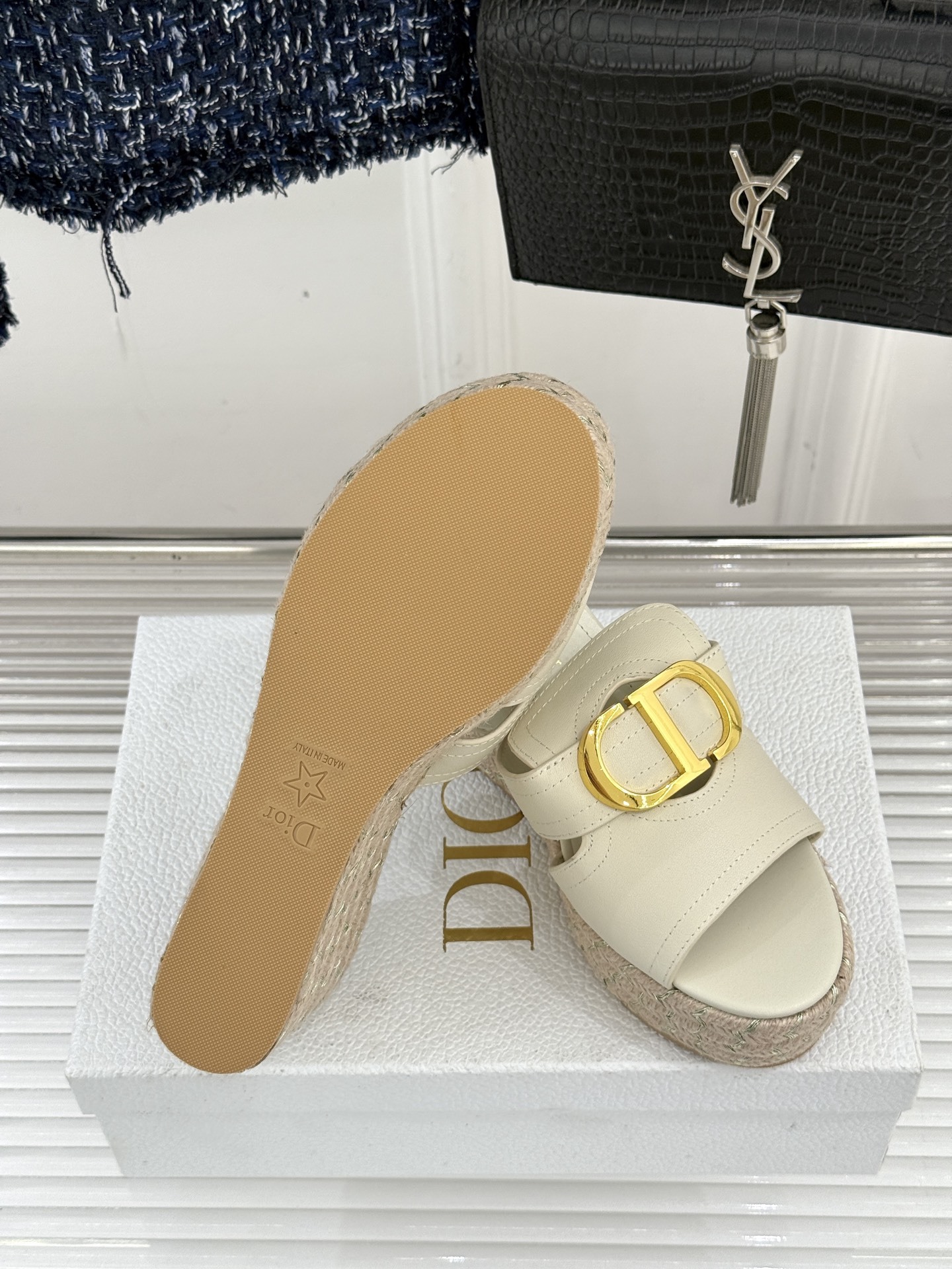 Dior/迪奥25WF新品CD扣麻绳厚底坡跟拖鞋这款拖鞋将经典与创新巧妙融合 夏日时尚必入。标志性的CD