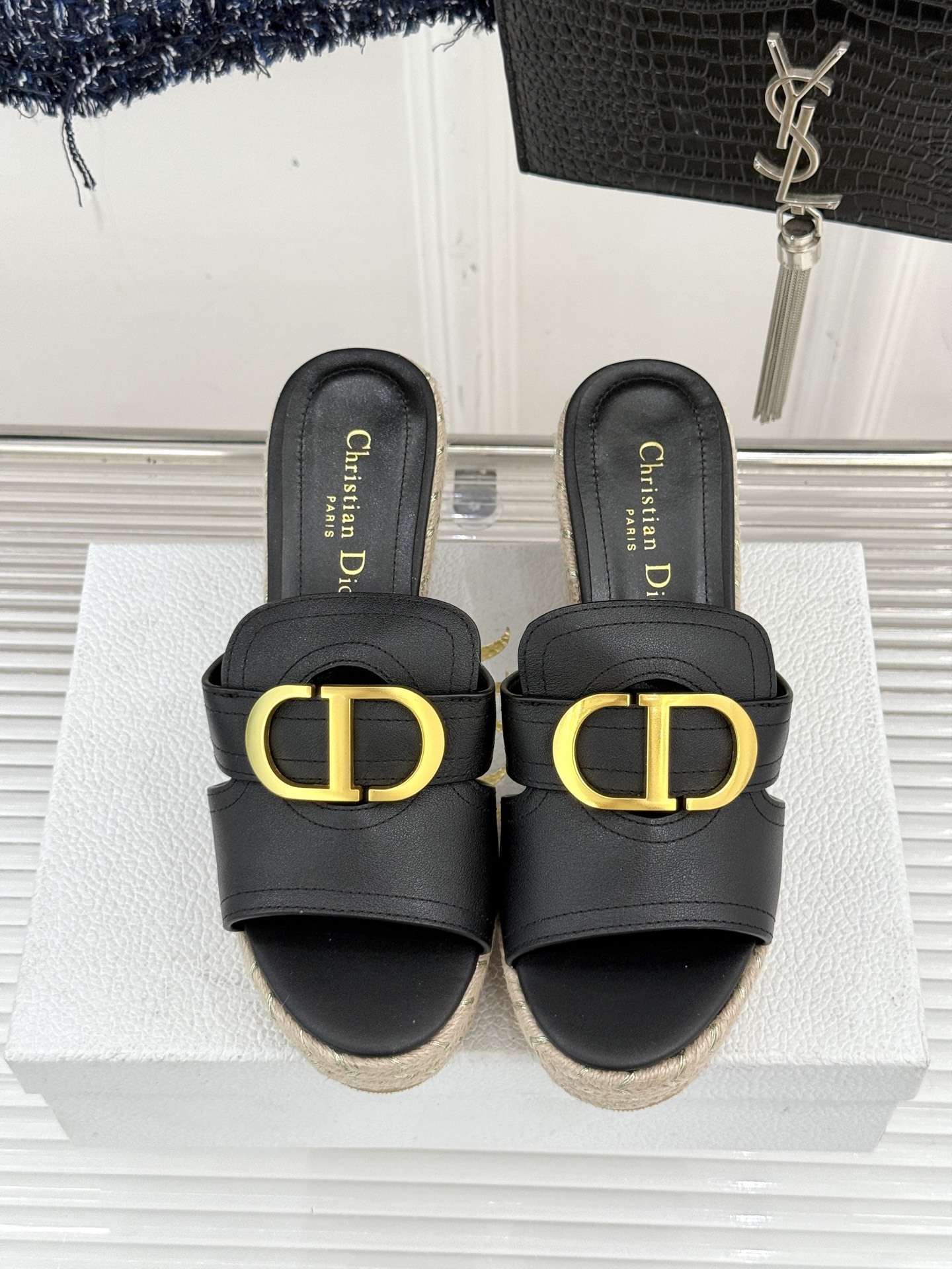 Dior/迪奥25WF新品CD扣麻绳厚底坡跟拖鞋这款拖鞋将经典与创新巧妙融合 夏日时尚必入。标志性的CD