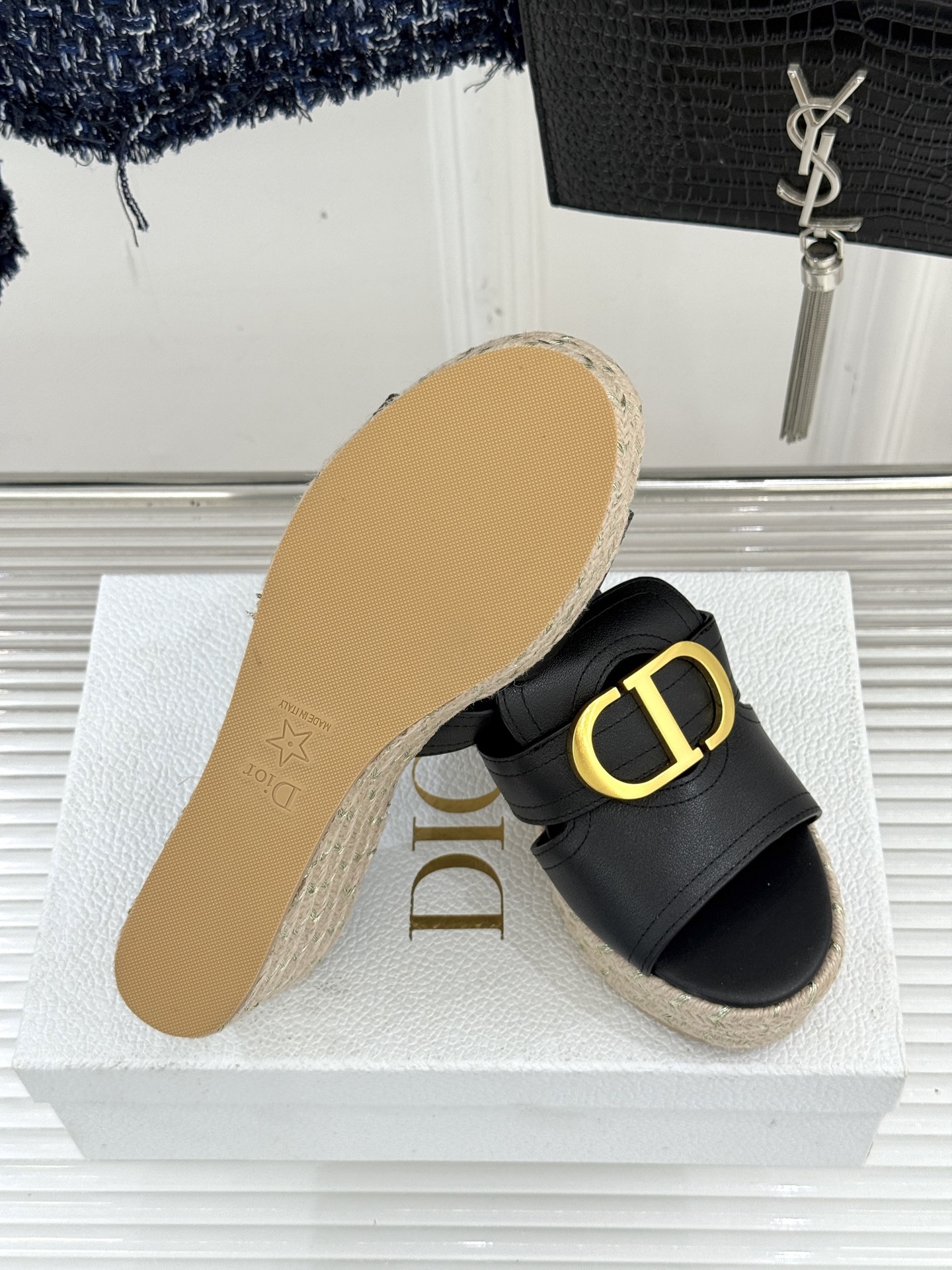 Dior/迪奥25WF新品CD扣麻绳厚底坡跟拖鞋这款拖鞋将经典与创新巧妙融合 夏日时尚必入。标志性的CD