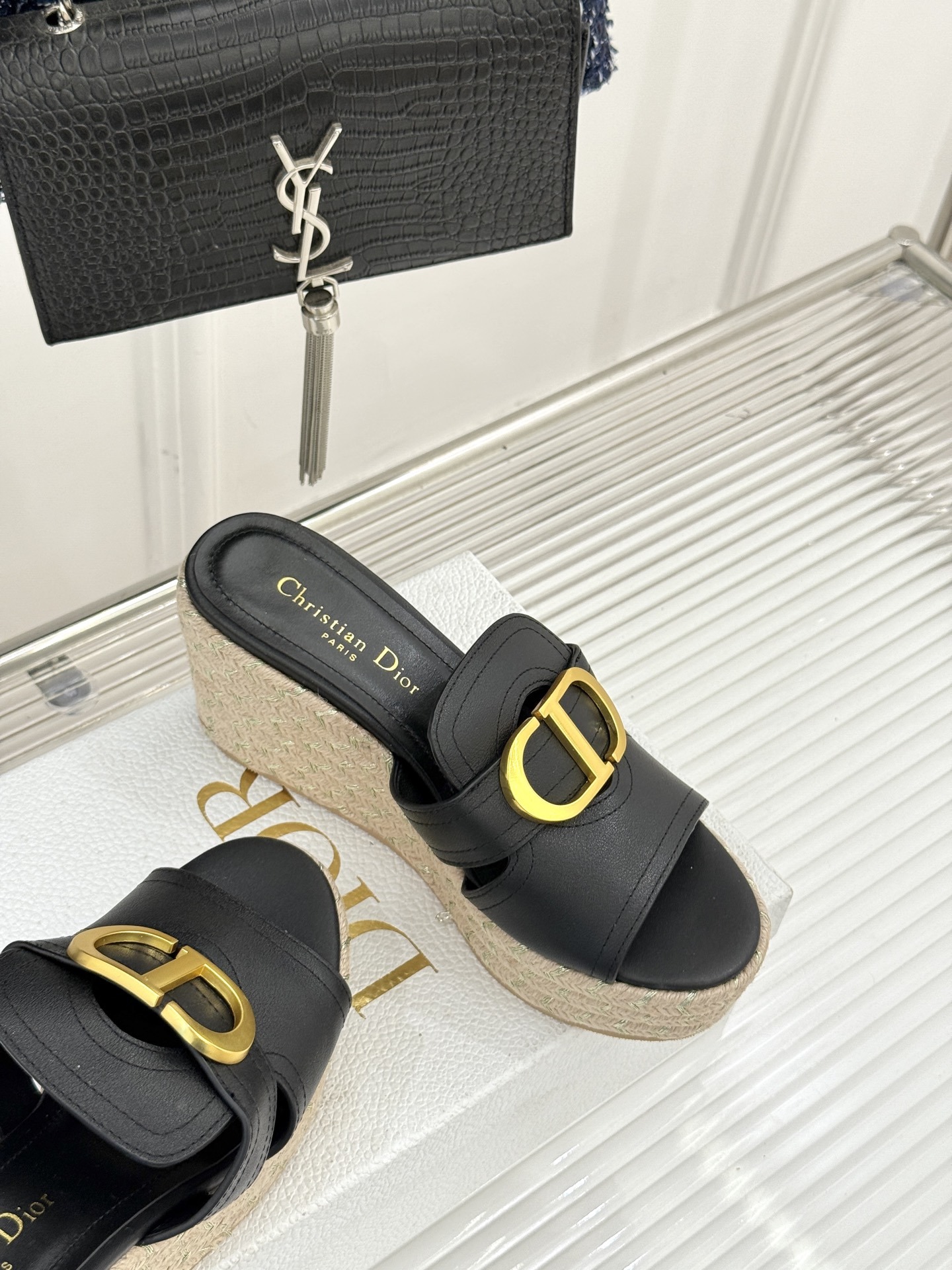 Dior/迪奥25WF新品CD扣麻绳厚底坡跟拖鞋这款拖鞋将经典与创新巧妙融合 夏日时尚必入。标志性的CD