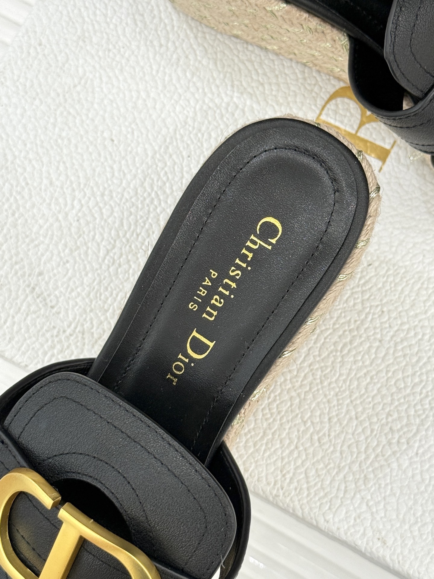 Dior/迪奥25WF新品CD扣麻绳厚底坡跟拖鞋这款拖鞋将经典与创新巧妙融合 夏日时尚必入。标志性的CD