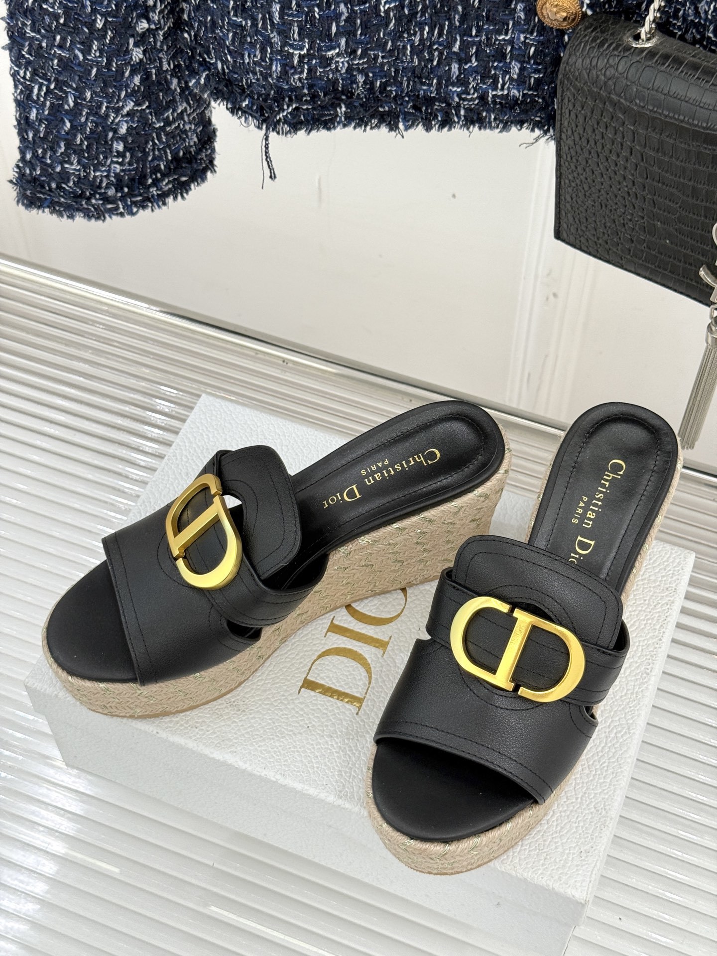 Dior/迪奥25WF新品CD扣麻绳厚底坡跟拖鞋这款拖鞋将经典与创新巧妙融合 夏日时尚必入。标志性的CD