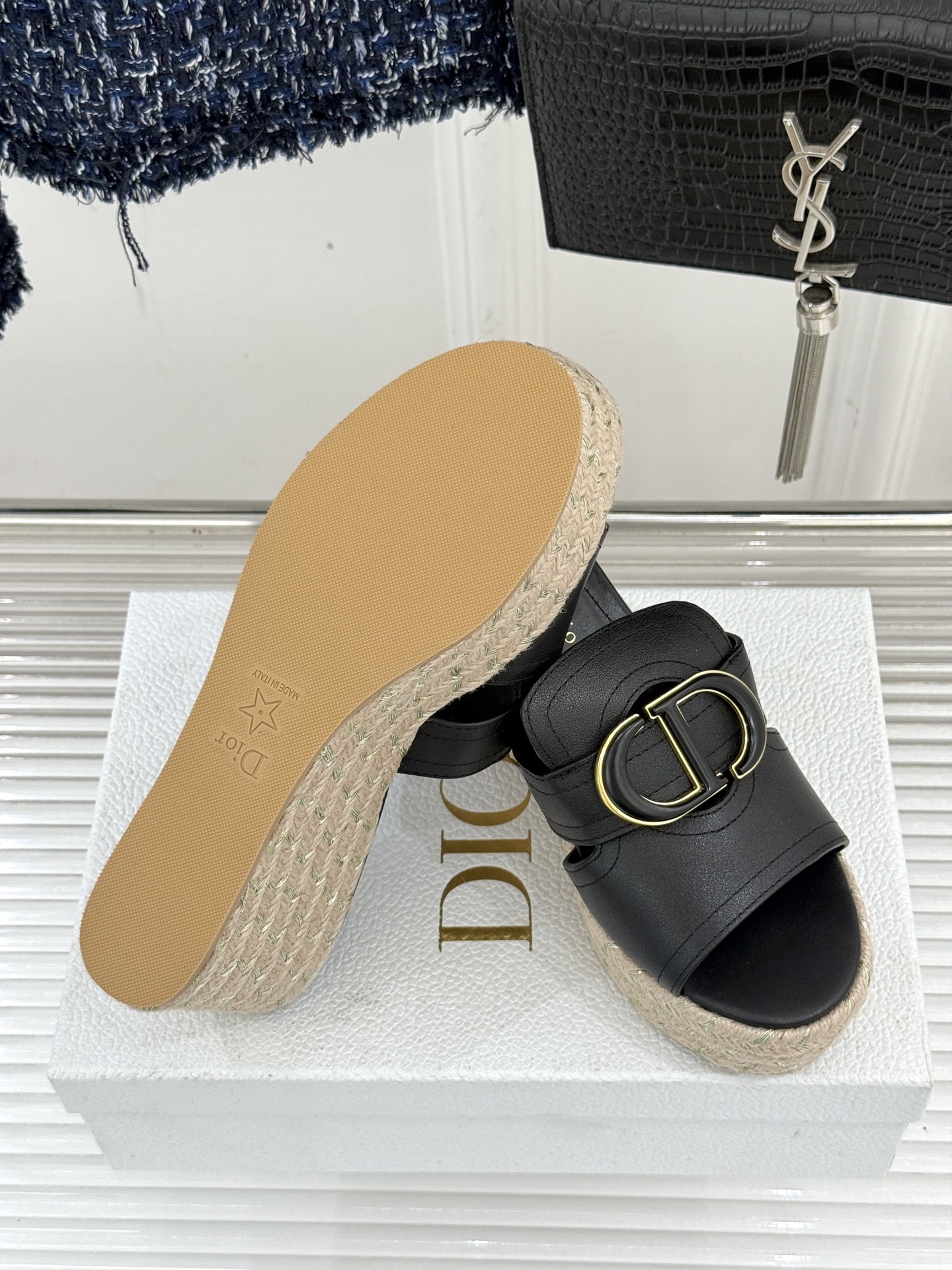 Dior/迪奥25WF新品CD扣麻绳厚底坡跟拖鞋这款拖鞋将经典与创新巧妙融合 夏日时尚必入。标志性的CD