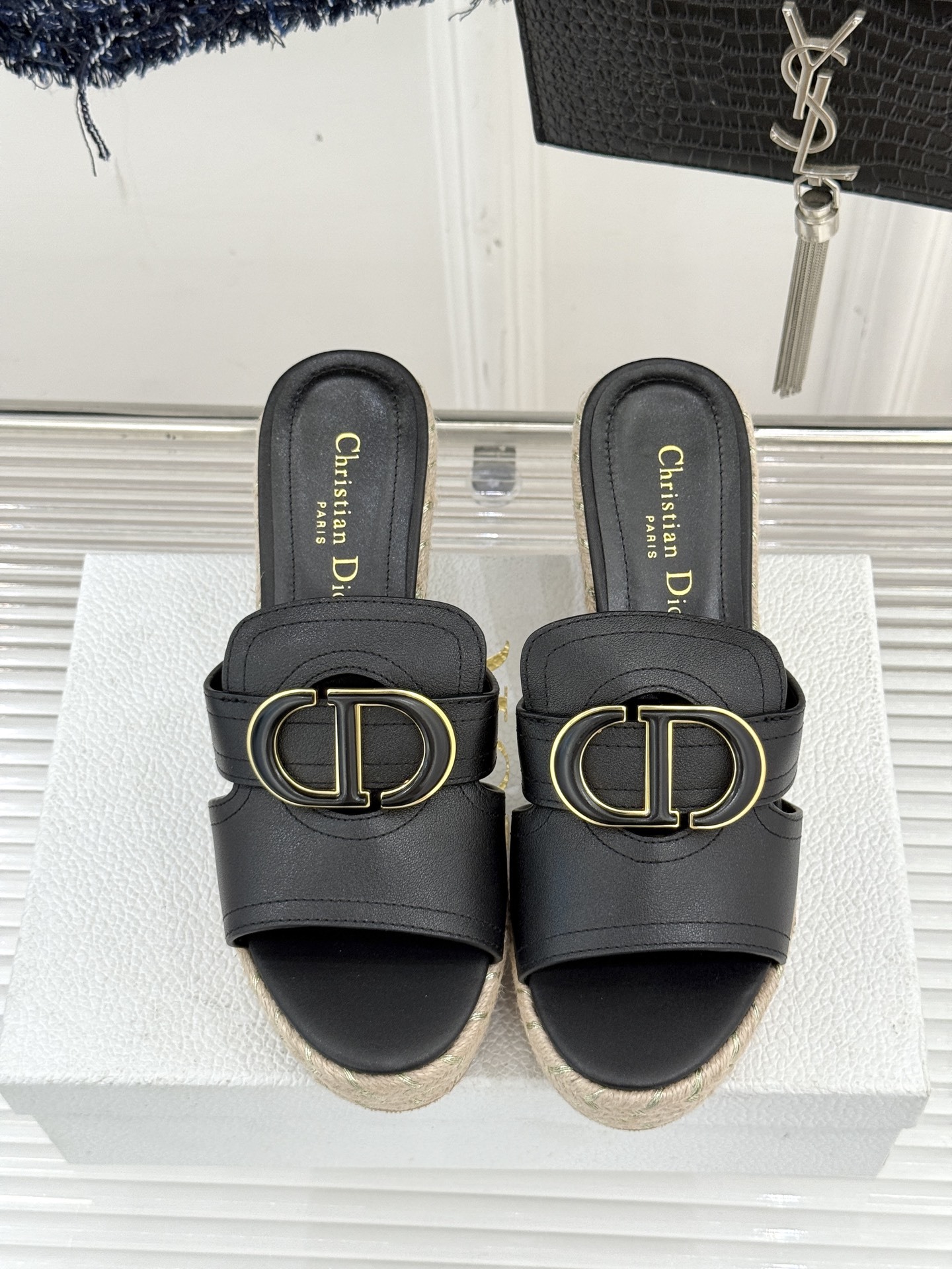 Dior/迪奥25WF新品CD扣麻绳厚底坡跟拖鞋这款拖鞋将经典与创新巧妙融合 夏日时尚必入。标志性的CD