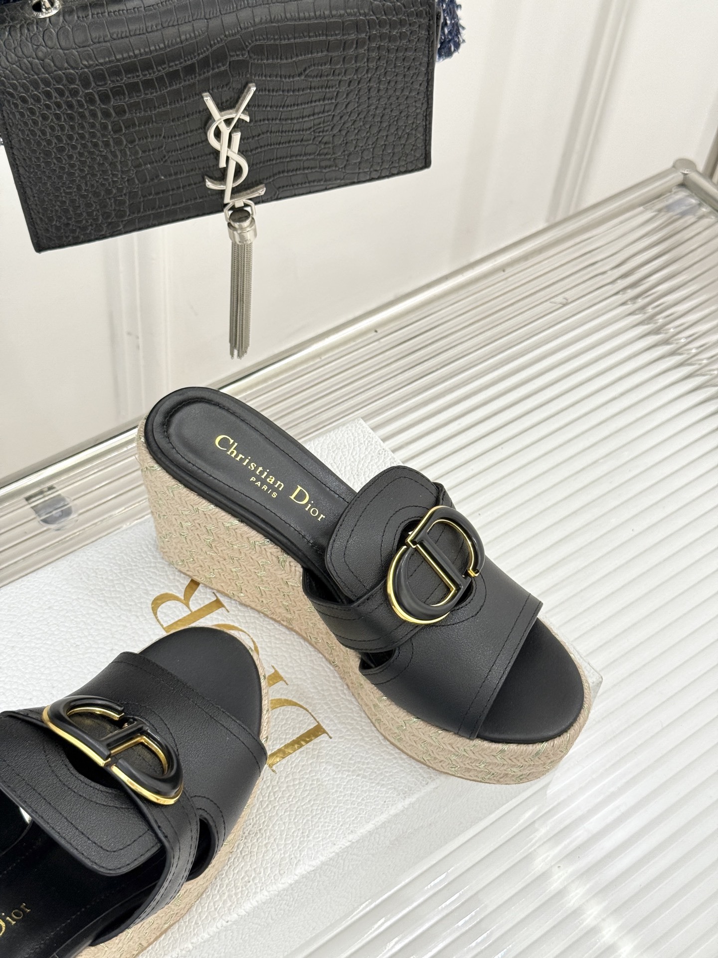 Dior/迪奥25WF新品CD扣麻绳厚底坡跟拖鞋这款拖鞋将经典与创新巧妙融合 夏日时尚必入。标志性的CD