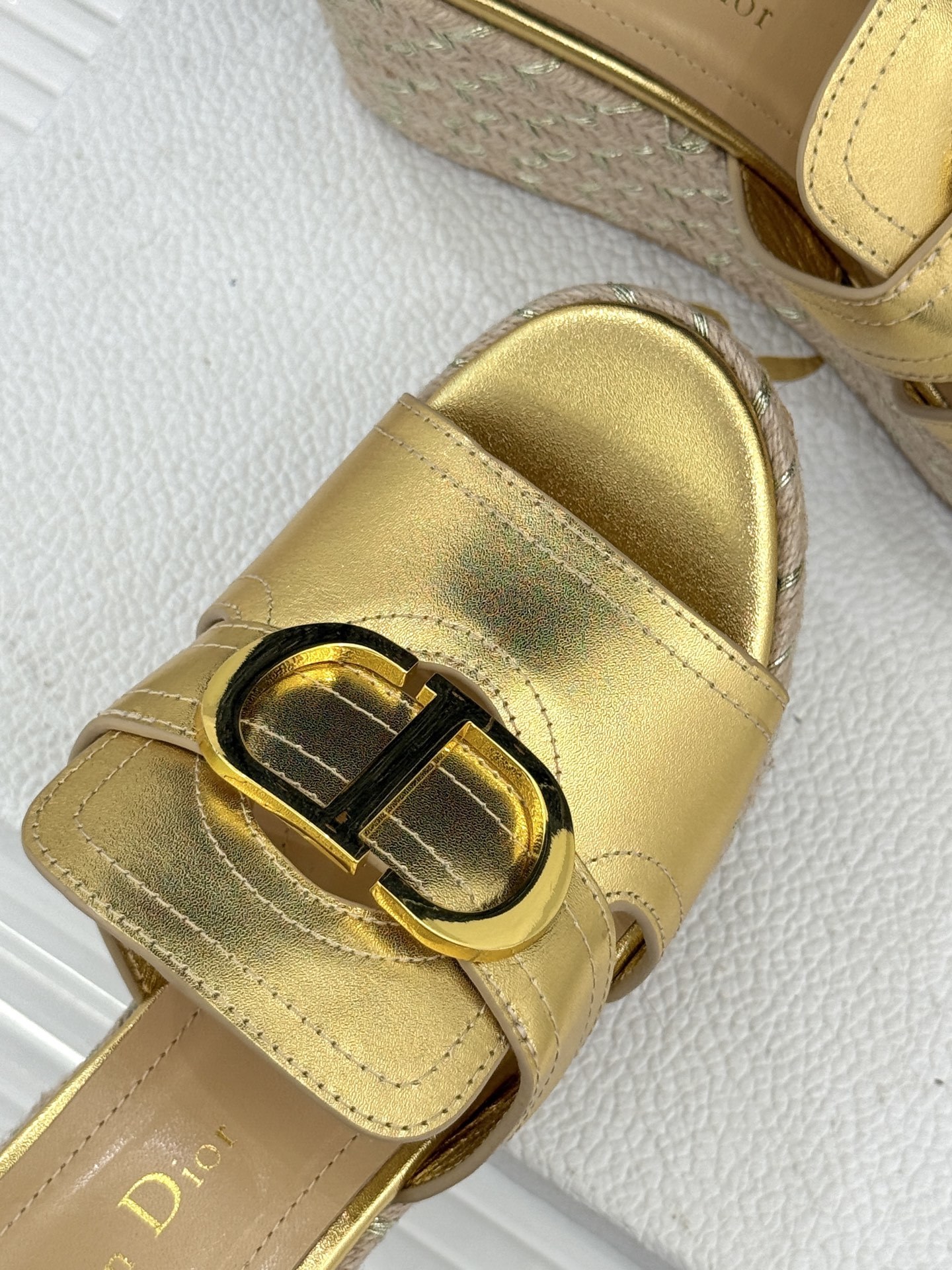 Dior/迪奥25WF新品CD扣麻绳厚底坡跟拖鞋这款拖鞋将经典与创新巧妙融合 夏日时尚必入。标志性的CD