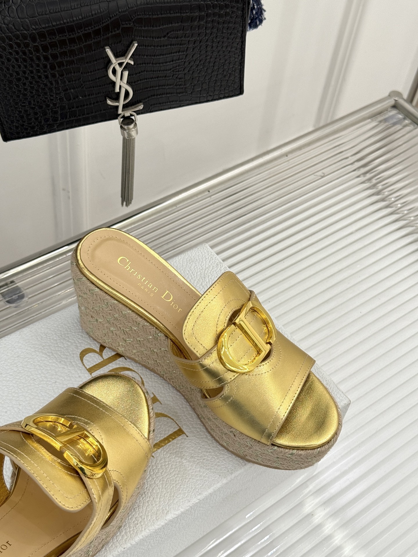 Dior/迪奥25WF新品CD扣麻绳厚底坡跟拖鞋这款拖鞋将经典与创新巧妙融合 夏日时尚必入。标志性的CD