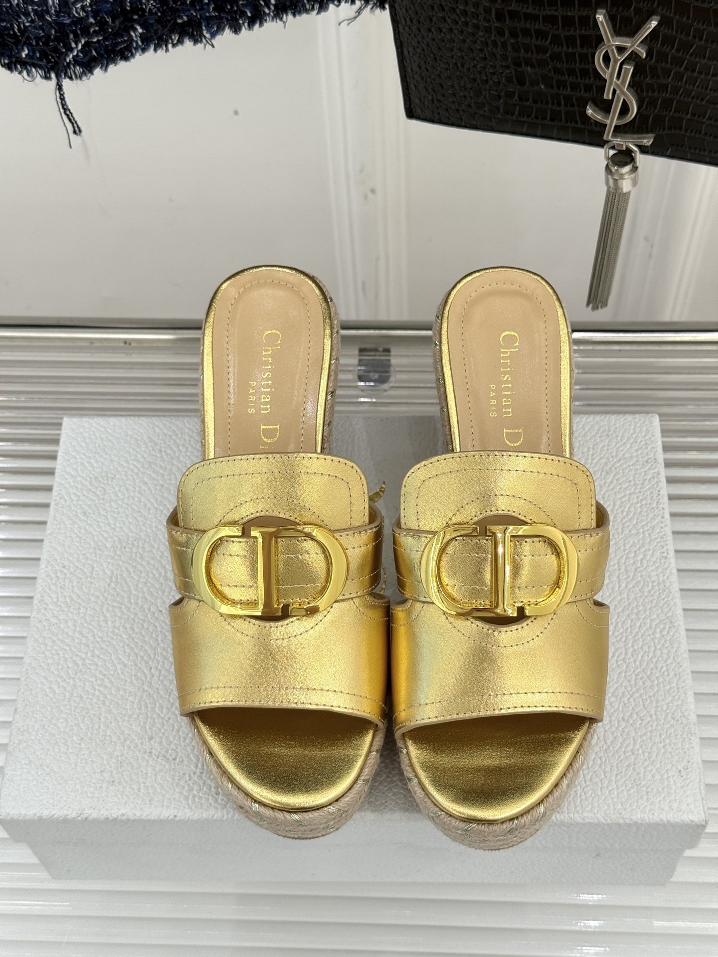 Dior/迪奥25WF新品CD扣麻绳厚底坡跟拖鞋这款拖鞋将经典与创新巧妙融合 夏日时尚必入。标志性的CD
