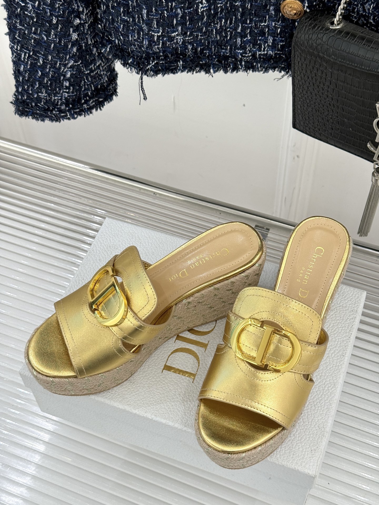 Dior/迪奥25WF新品CD扣麻绳厚底坡跟拖鞋这款拖鞋将经典与创新巧妙融合 夏日时尚必入。标志性的CD
