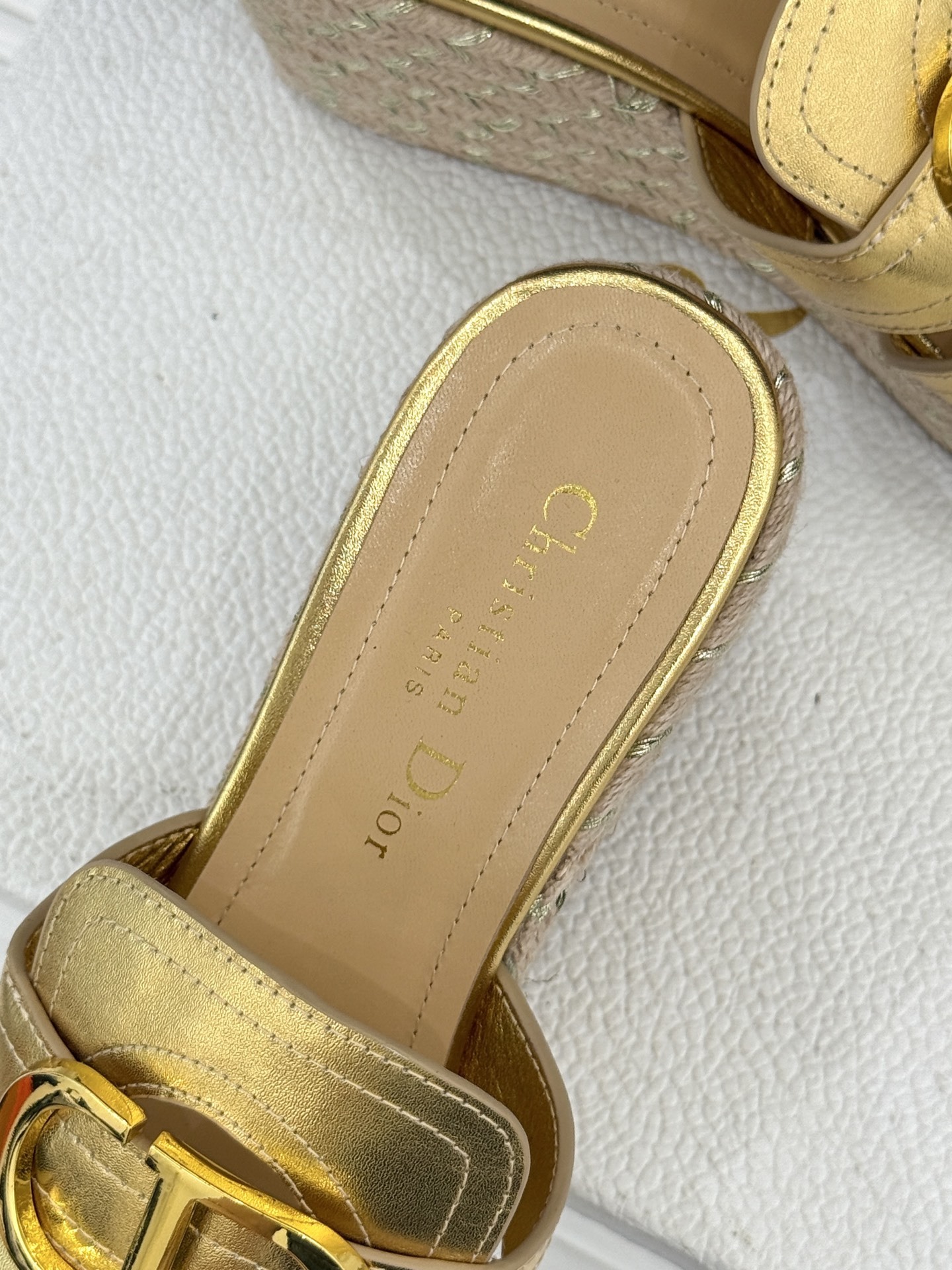 Dior/迪奥25WF新品CD扣麻绳厚底坡跟拖鞋这款拖鞋将经典与创新巧妙融合 夏日时尚必入。标志性的CD