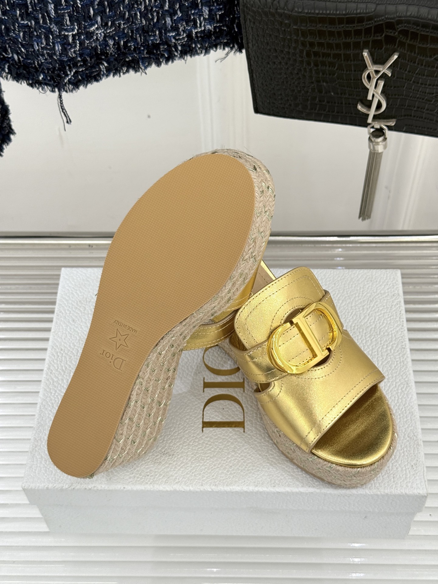 Dior/迪奥25WF新品CD扣麻绳厚底坡跟拖鞋这款拖鞋将经典与创新巧妙融合 夏日时尚必入。标志性的CD
