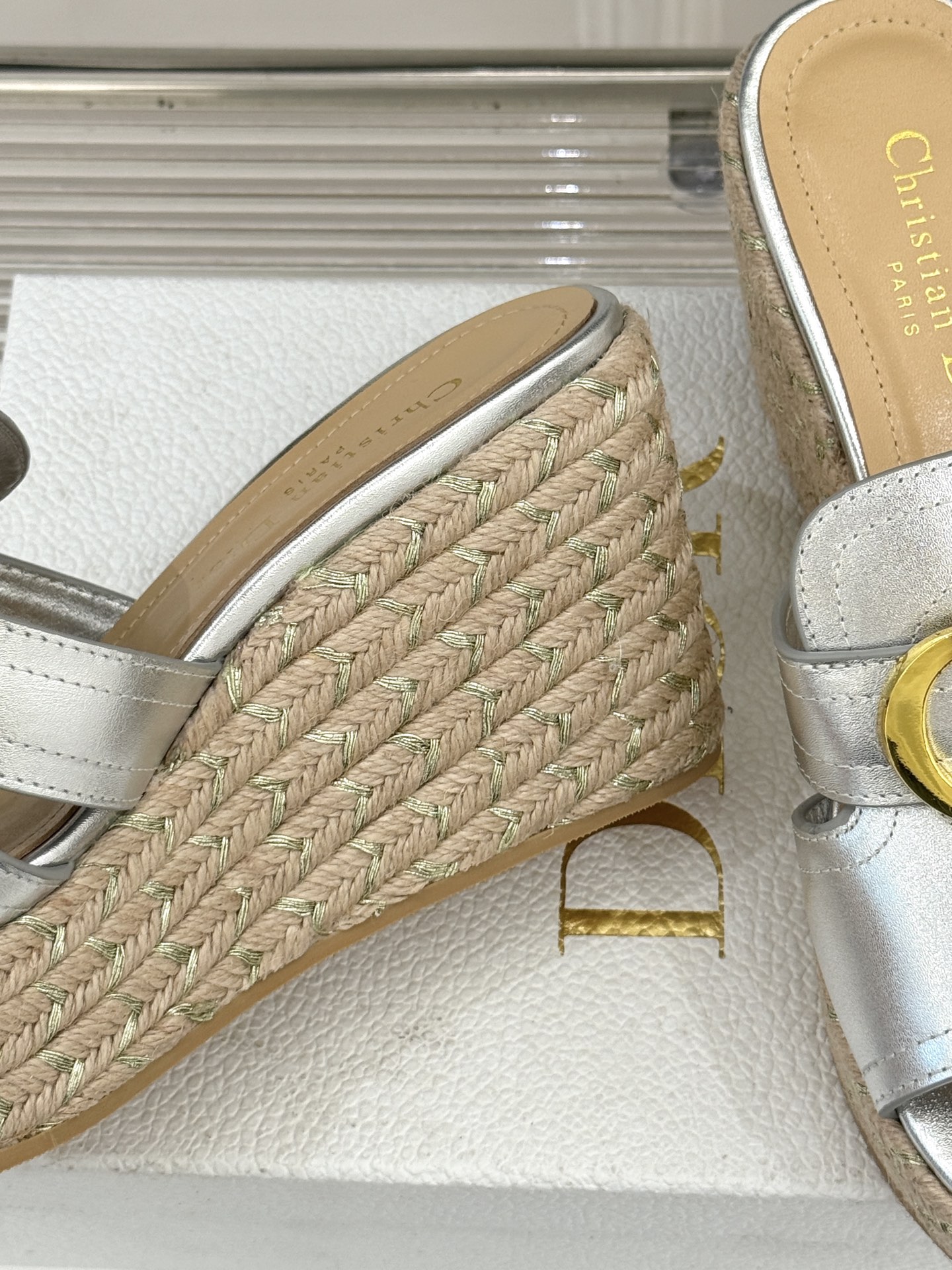 Dior/迪奥25WF新品CD扣麻绳厚底坡跟拖鞋这款拖鞋将经典与创新巧妙融合 夏日时尚必入。标志性的CD