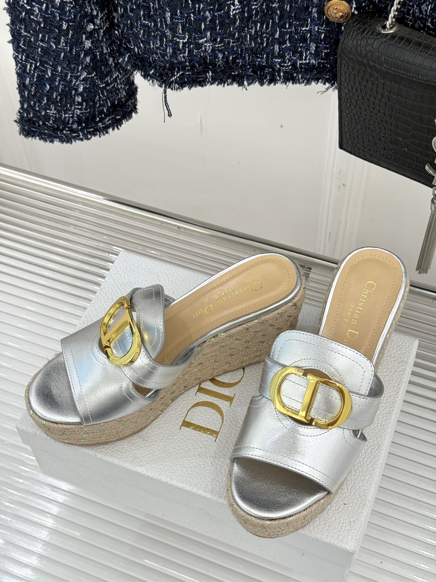 Dior/迪奥25WF新品CD扣麻绳厚底坡跟拖鞋这款拖鞋将经典与创新巧妙融合 夏日时尚必入。标志性的CD