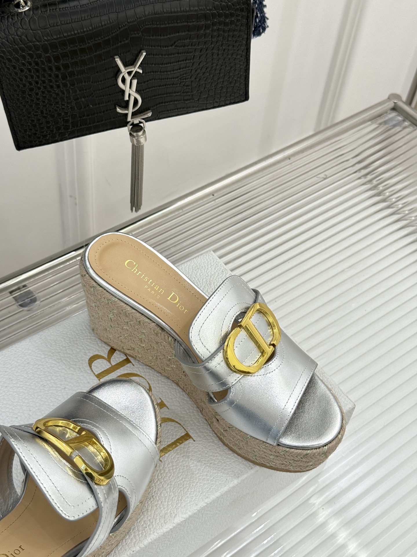 Dior/迪奥25WF新品CD扣麻绳厚底坡跟拖鞋这款拖鞋将经典与创新巧妙融合 夏日时尚必入。标志性的CD
