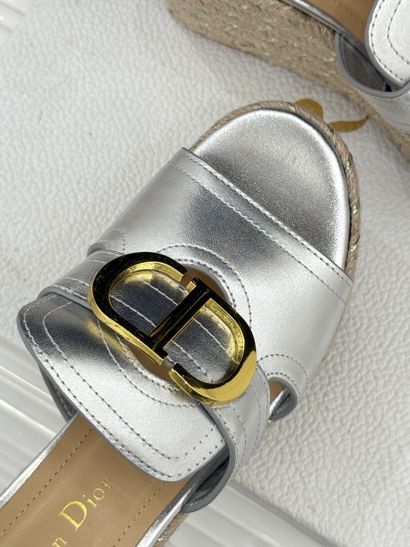 Dior/迪奥25WF新品CD扣麻绳厚底坡跟拖鞋这款拖鞋将经典与创新巧妙融合 夏日时尚必入。标志性的CD