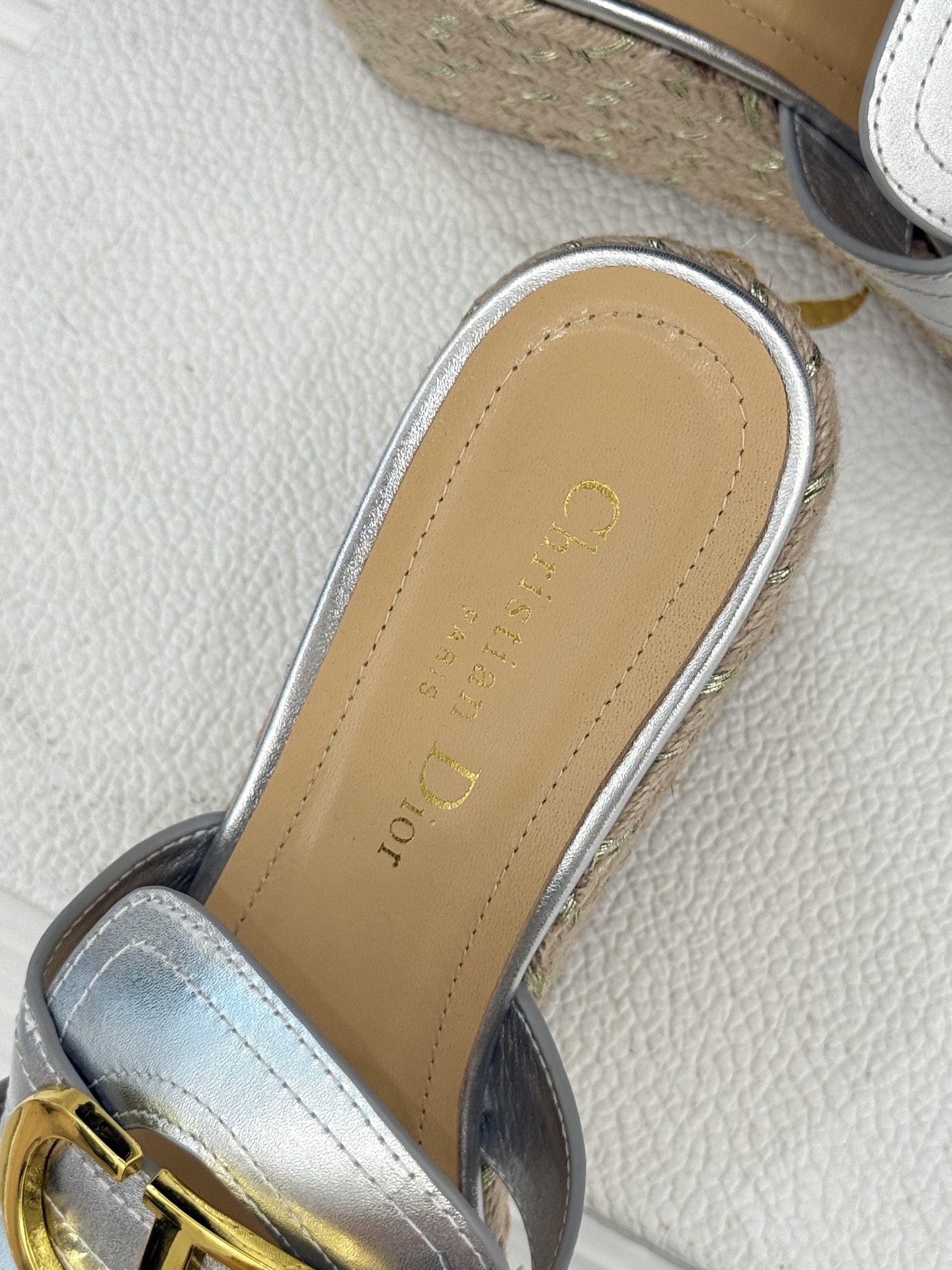 Dior/迪奥25WF新品CD扣麻绳厚底坡跟拖鞋这款拖鞋将经典与创新巧妙融合 夏日时尚必入。标志性的CD