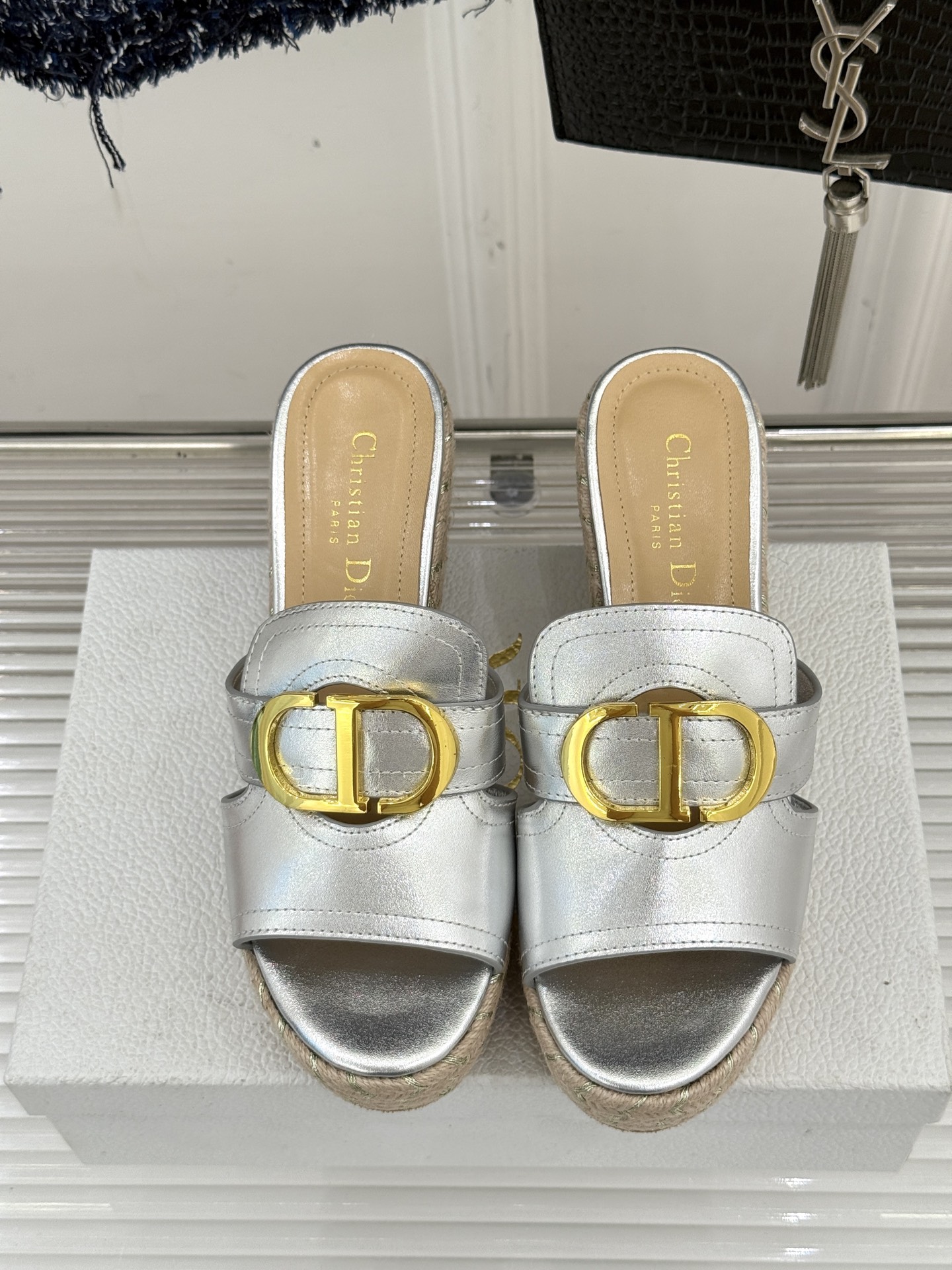 Dior/迪奥25WF新品CD扣麻绳厚底坡跟拖鞋这款拖鞋将经典与创新巧妙融合 夏日时尚必入。标志性的CD