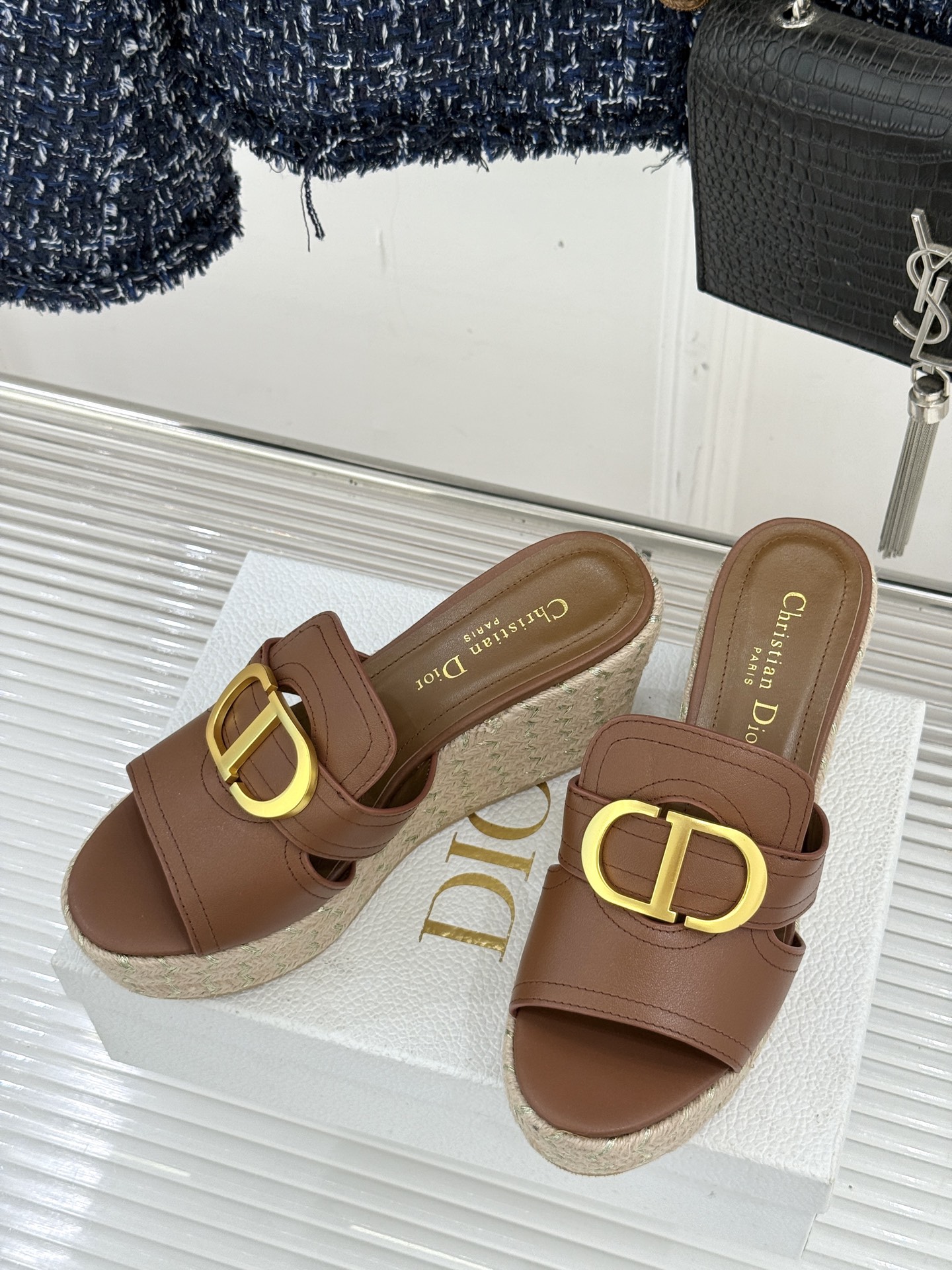 Dior/迪奥25WF新品CD扣麻绳厚底坡跟拖鞋这款拖鞋将经典与创新巧妙融合 夏日时尚必入。标志性的CD