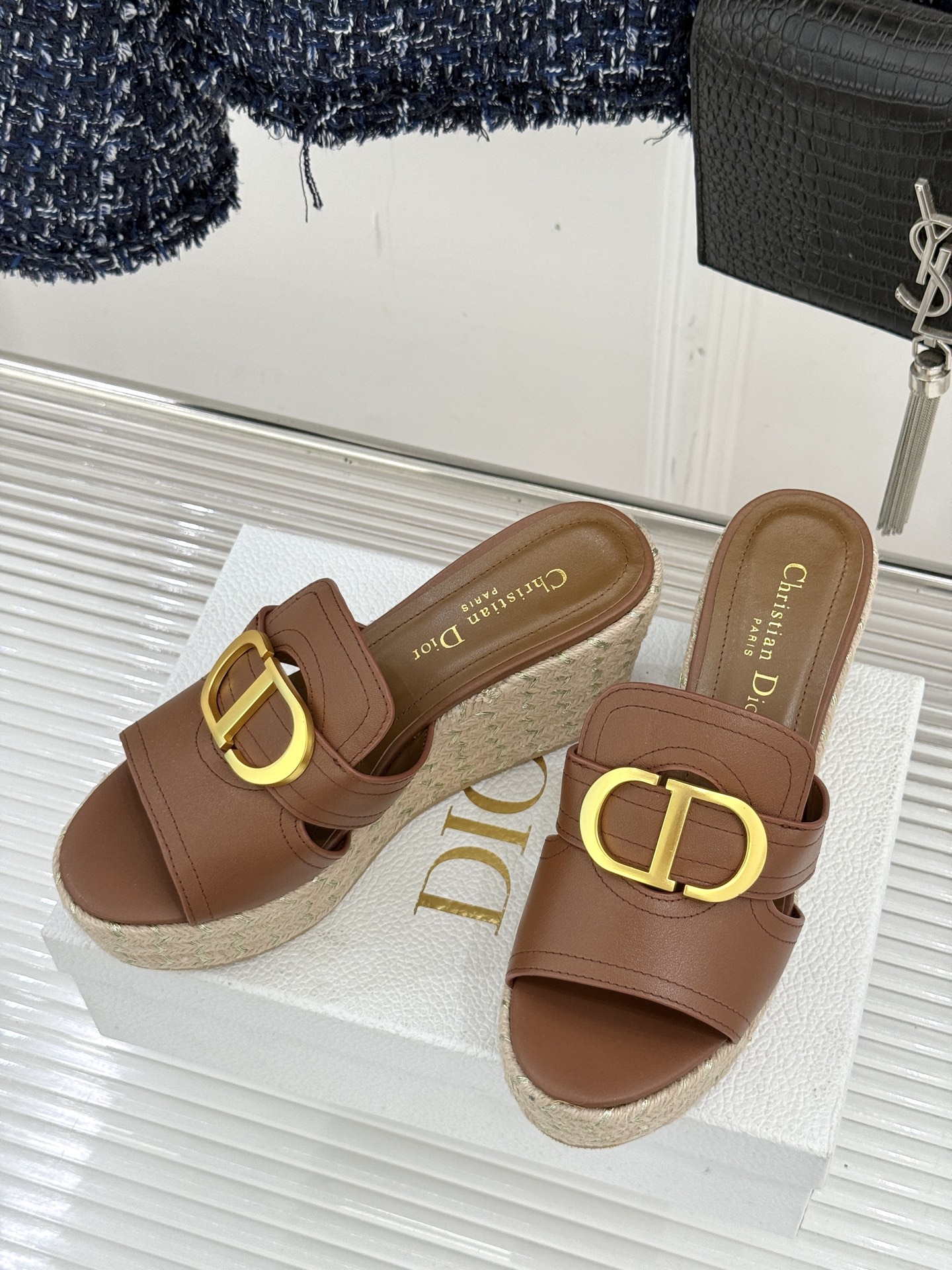 Dior/迪奥25WF新品CD扣麻绳厚底坡跟拖鞋这款拖鞋将经典与创新巧妙融合 夏日时尚必入。标志性的CD