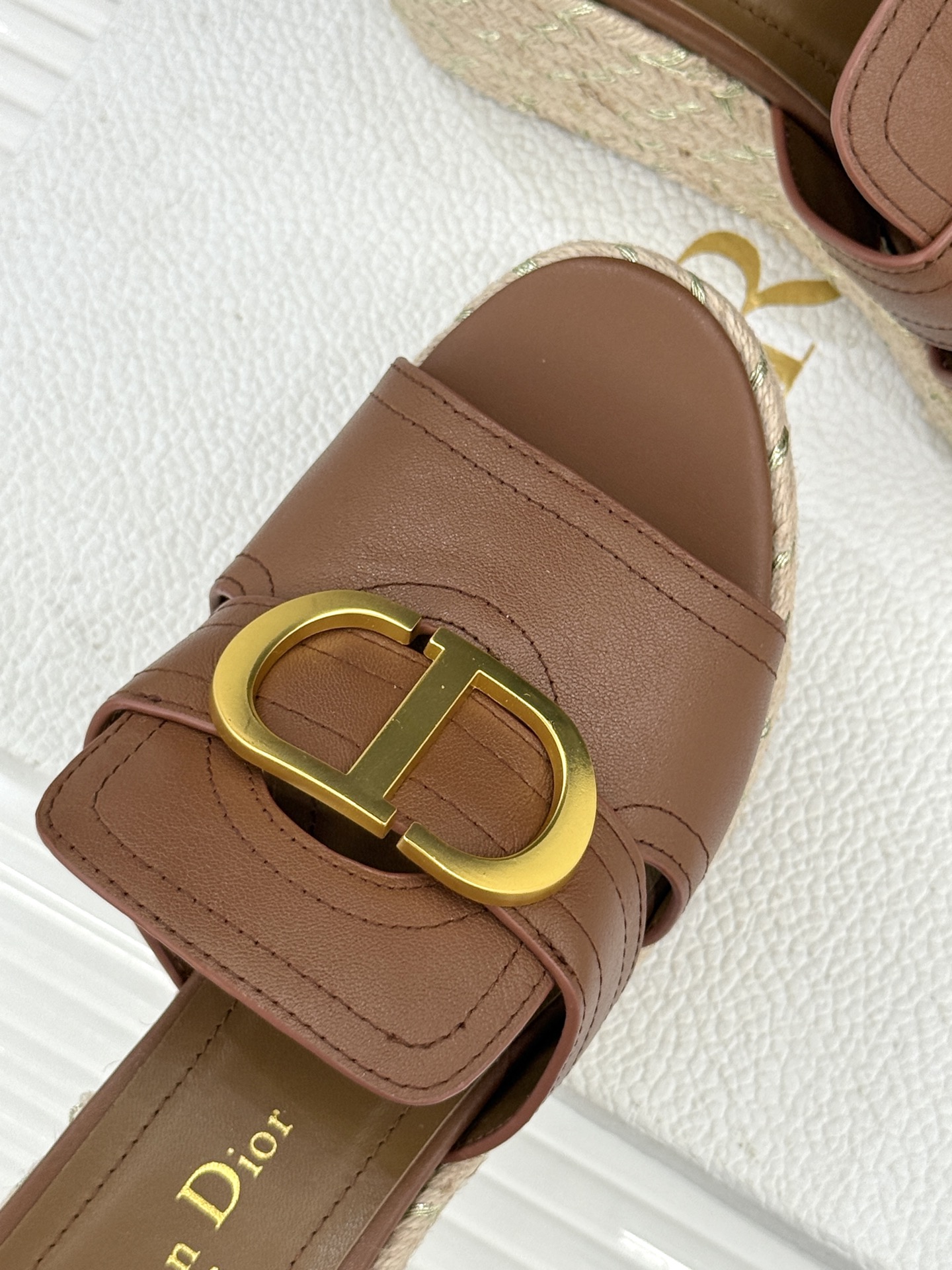 Dior/迪奥25WF新品CD扣麻绳厚底坡跟拖鞋这款拖鞋将经典与创新巧妙融合 夏日时尚必入。标志性的CD