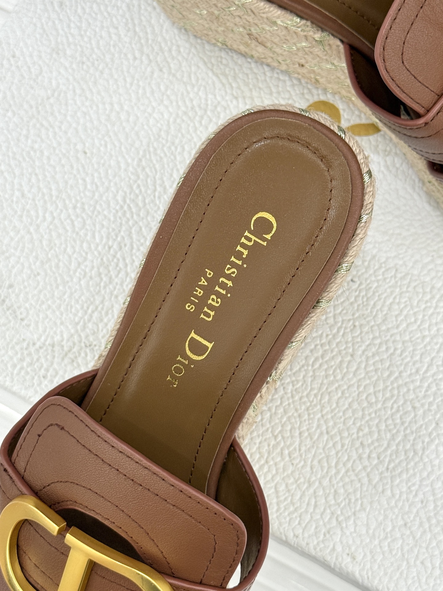 Dior/迪奥25WF新品CD扣麻绳厚底坡跟拖鞋这款拖鞋将经典与创新巧妙融合 夏日时尚必入。标志性的CD